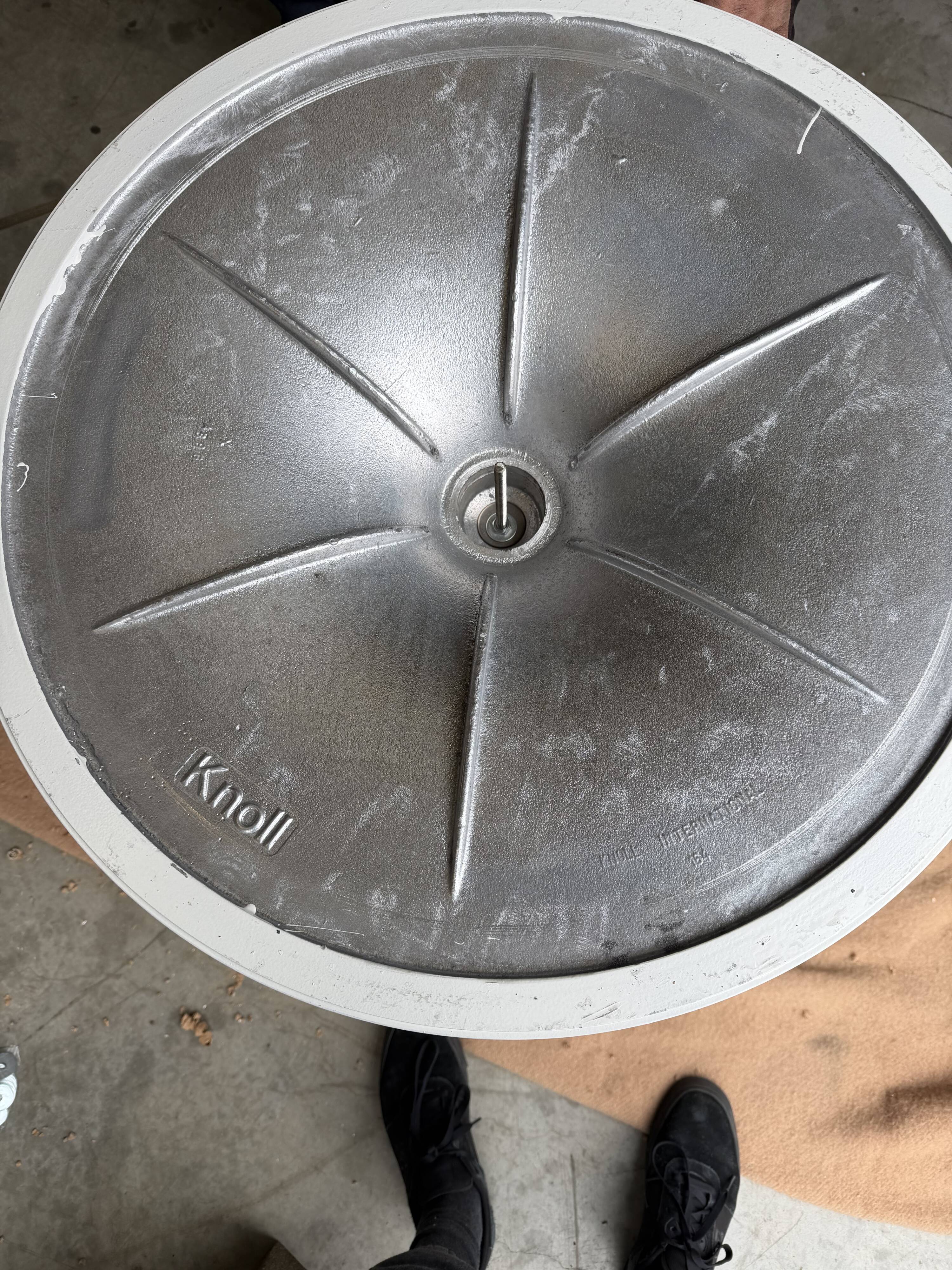 Original round dining table Knoll Tulip (137cm) Carrara