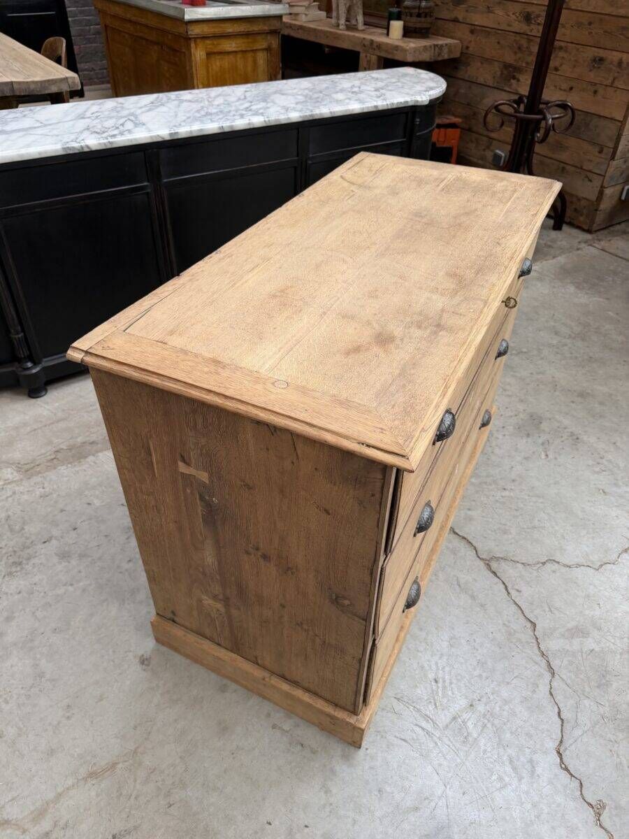 Oak chest of drawers from the early 20th century.