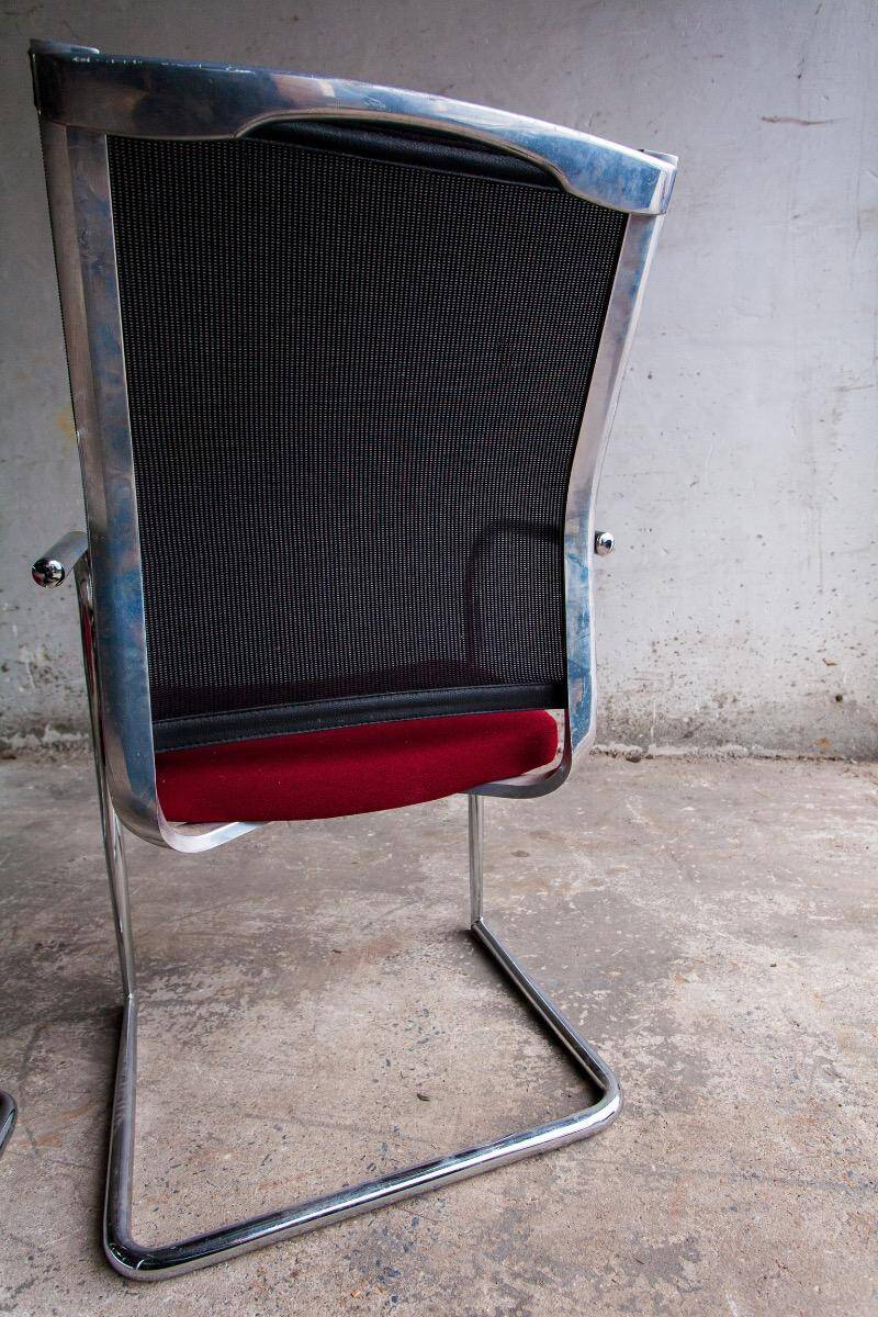 Lot de 4 chaises cantilever avec assise bordeaux et dossier en maille