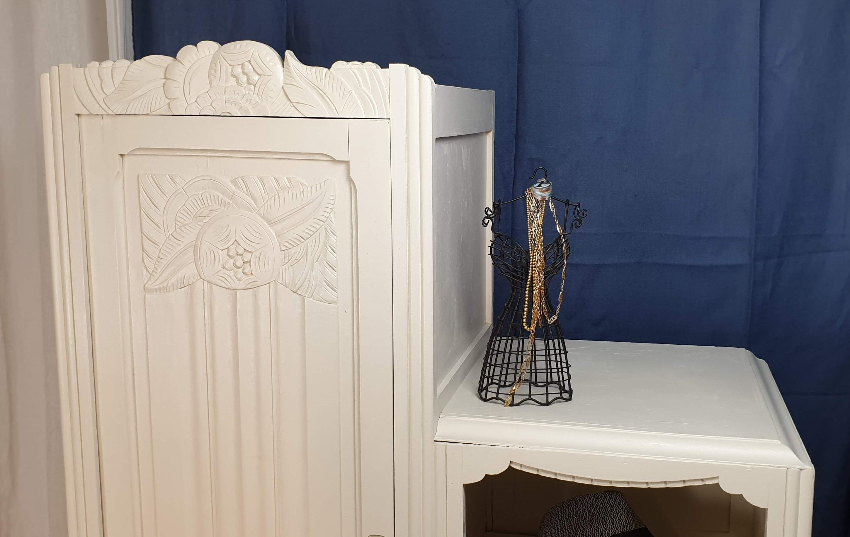 Asymmetrical cabinet