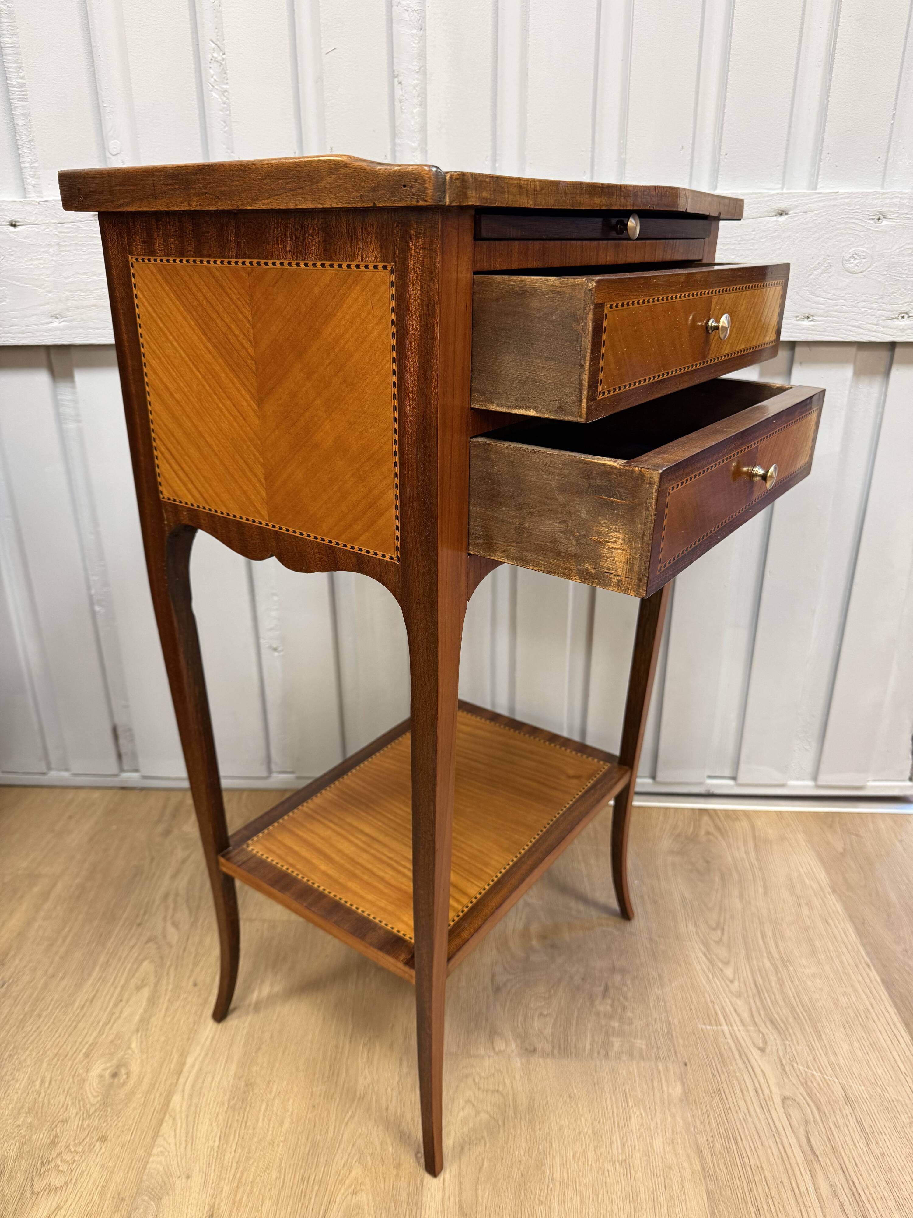 Petite table d appoint de style Louis XV