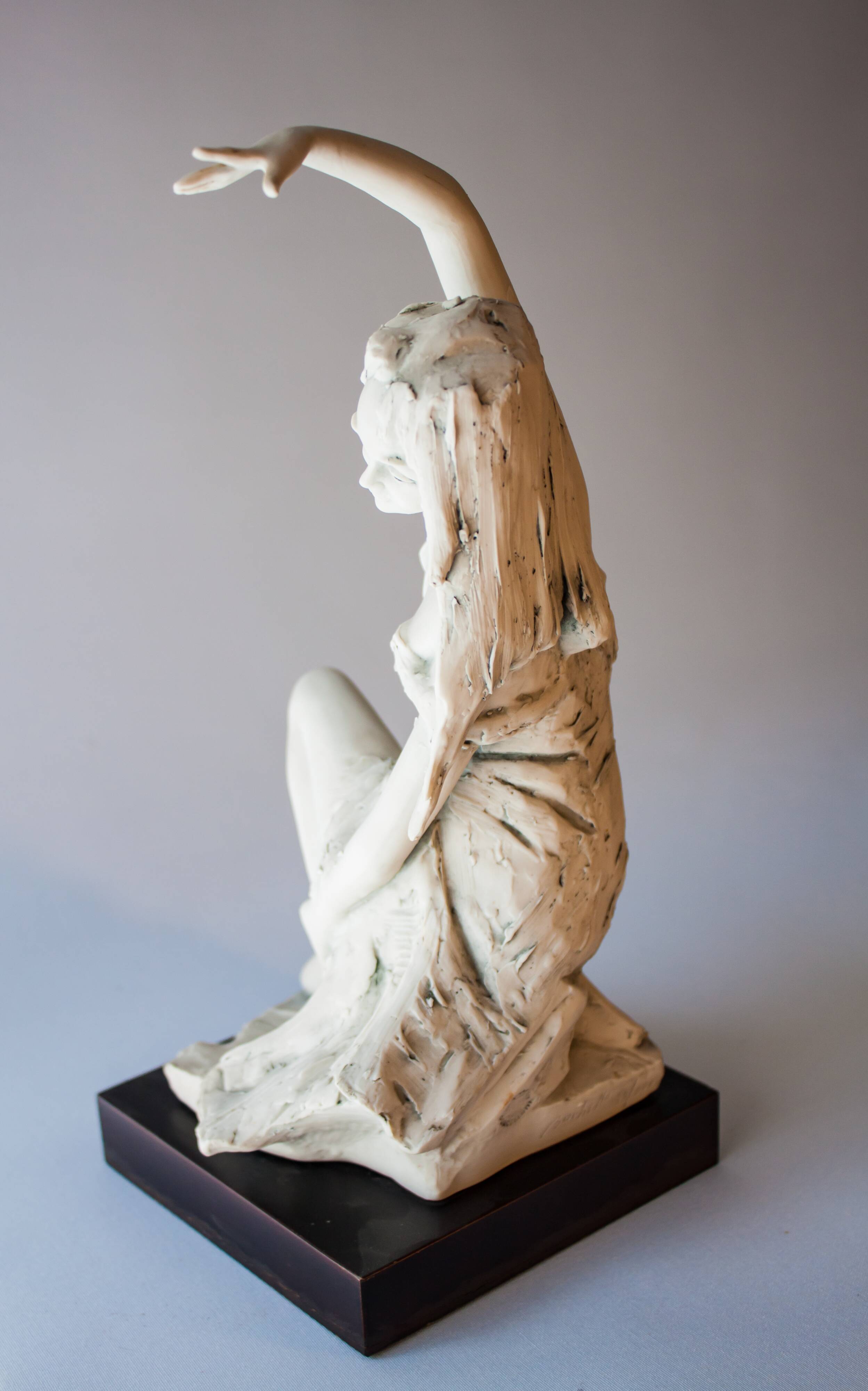 Original sculpture. Figura femenina de porcelana. Contemporary sculpture