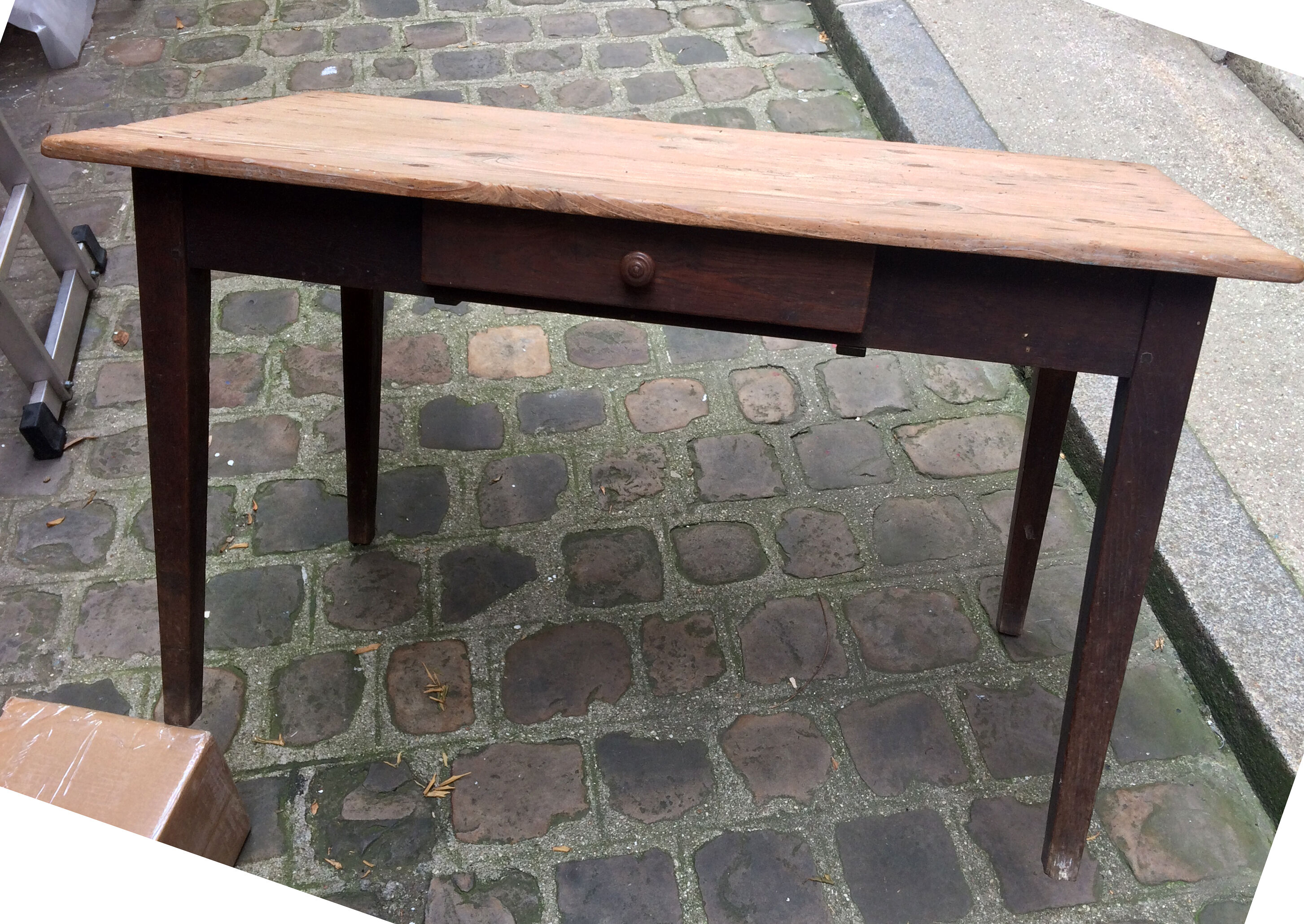 Firm table spindle feet