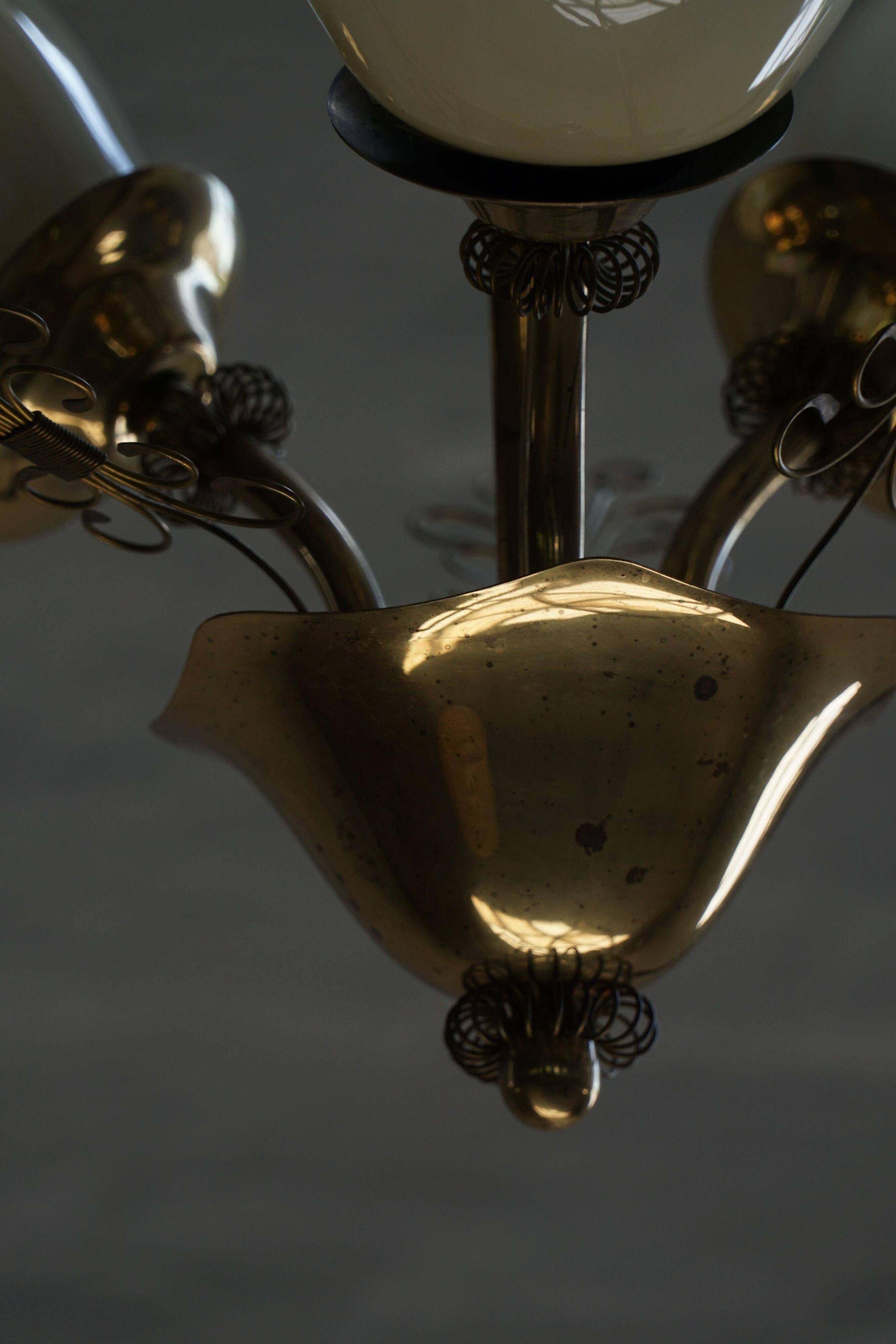 Paavo Tynell for Idman OY, 3-arm chandelier in brass and glass, mid-century, 1940s.