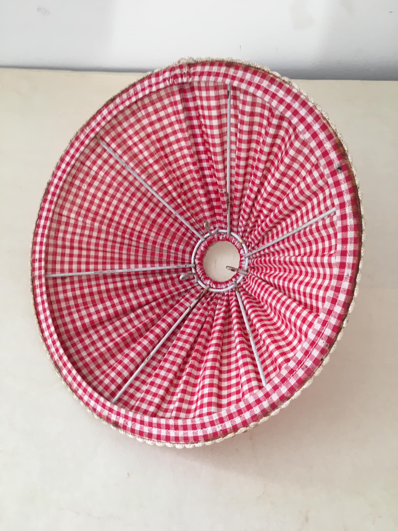 Lampshade in furrowed gingham red fabric and trimmings