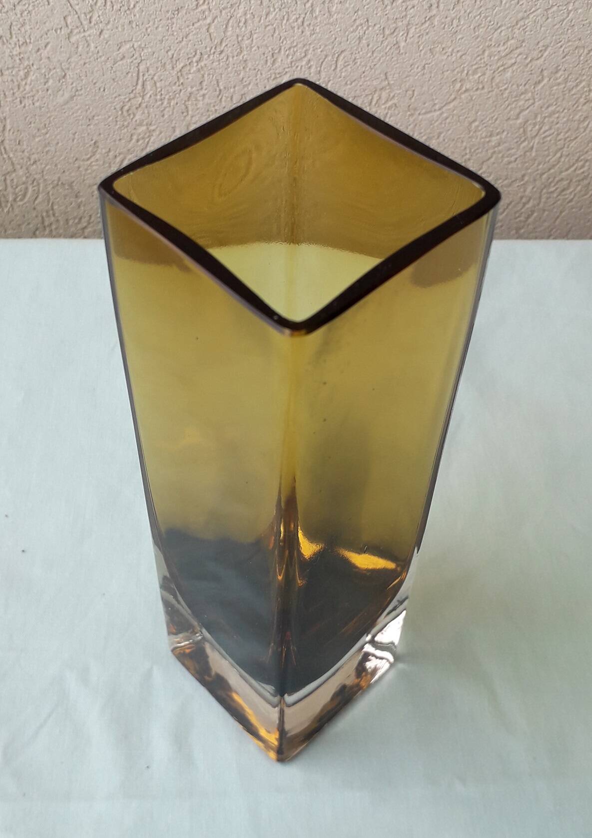 Vase carré en verre