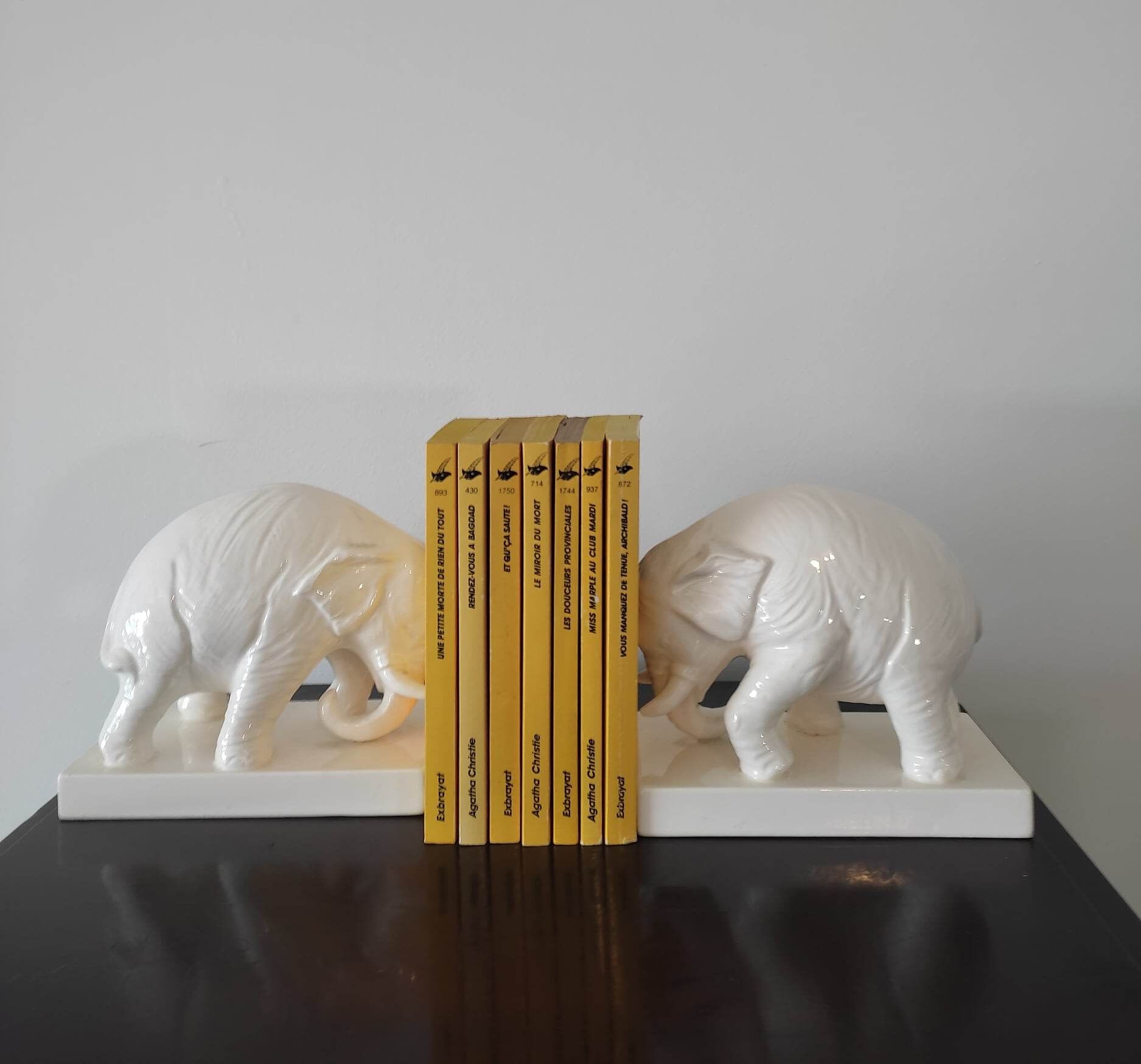 Book endpiece "elephants" in white ceramic