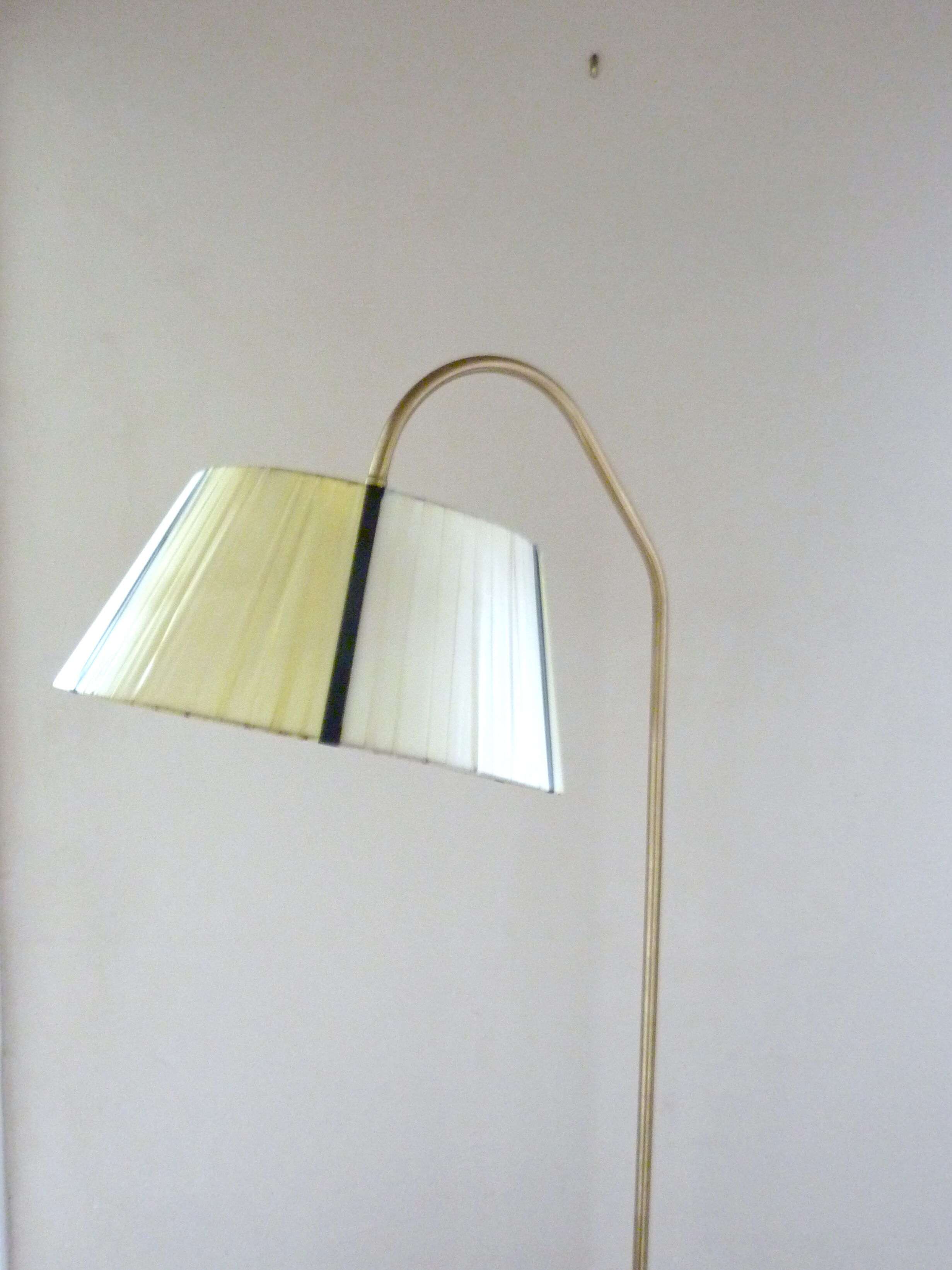 Lampadaire avec tablettes en teck et laiton des années 60