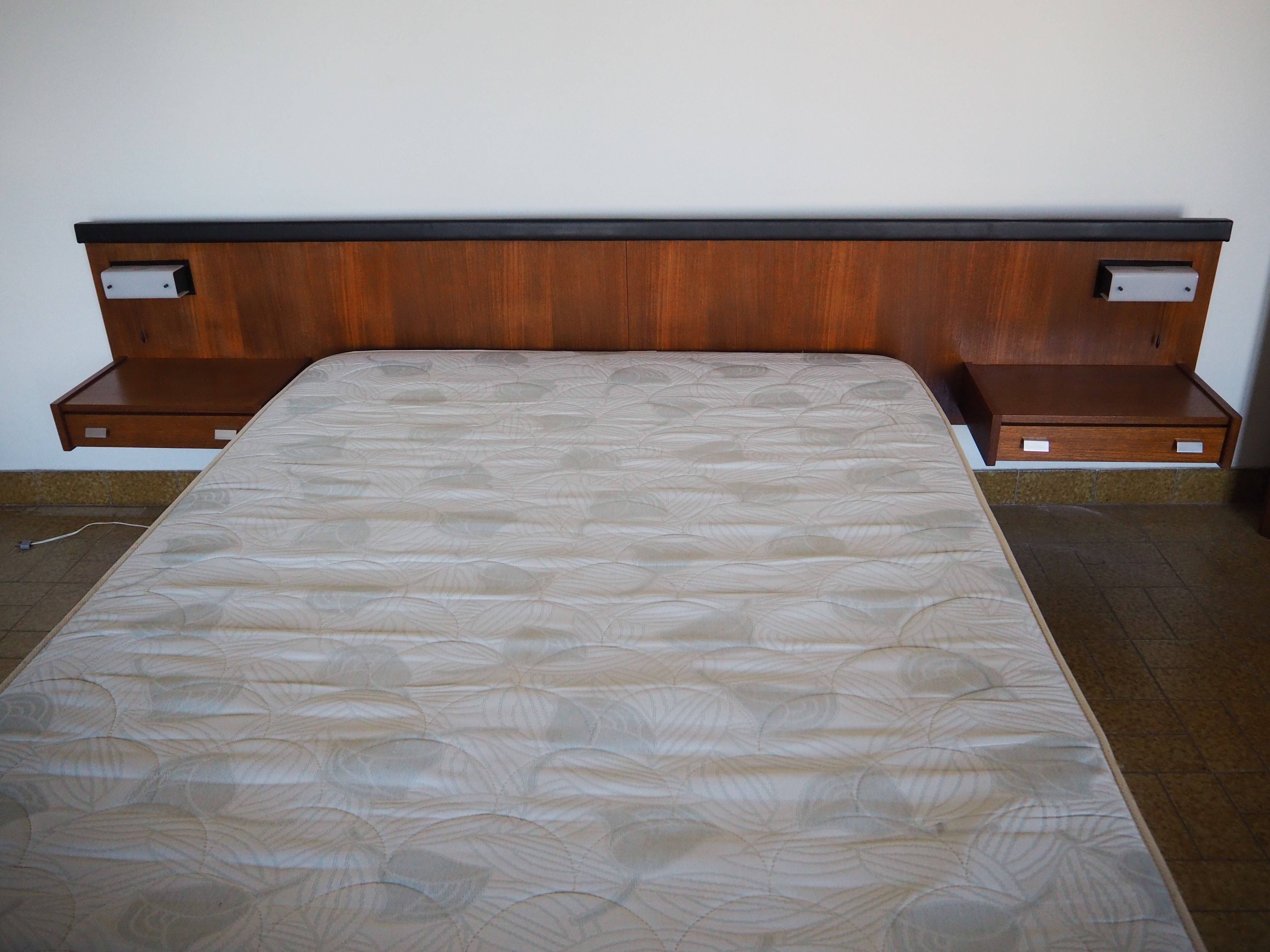Scandinavian style bed in 140 with two integrated nightstands and two night lights