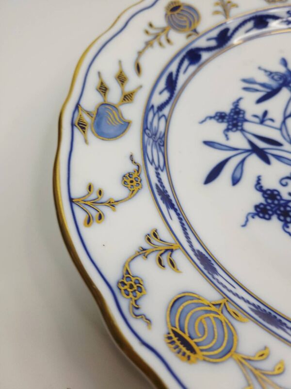 Assiette ancienne en porcelaine de Meissen – décor bleu et or