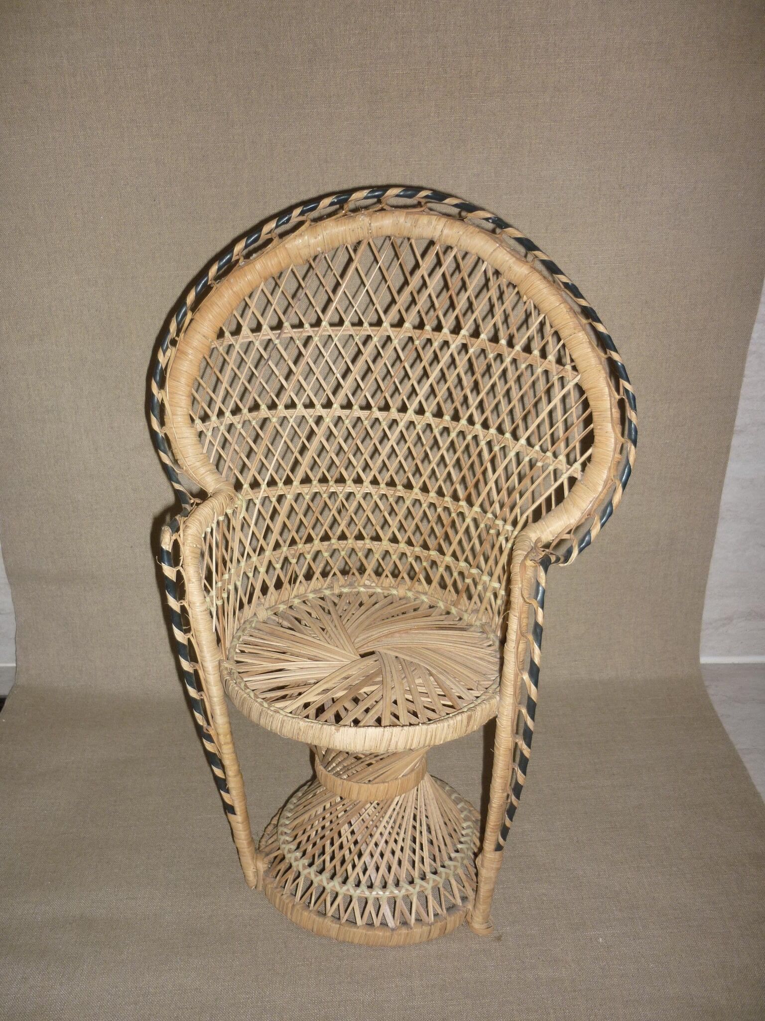 Fauteuil Emmanuelle poupée en osier 70's