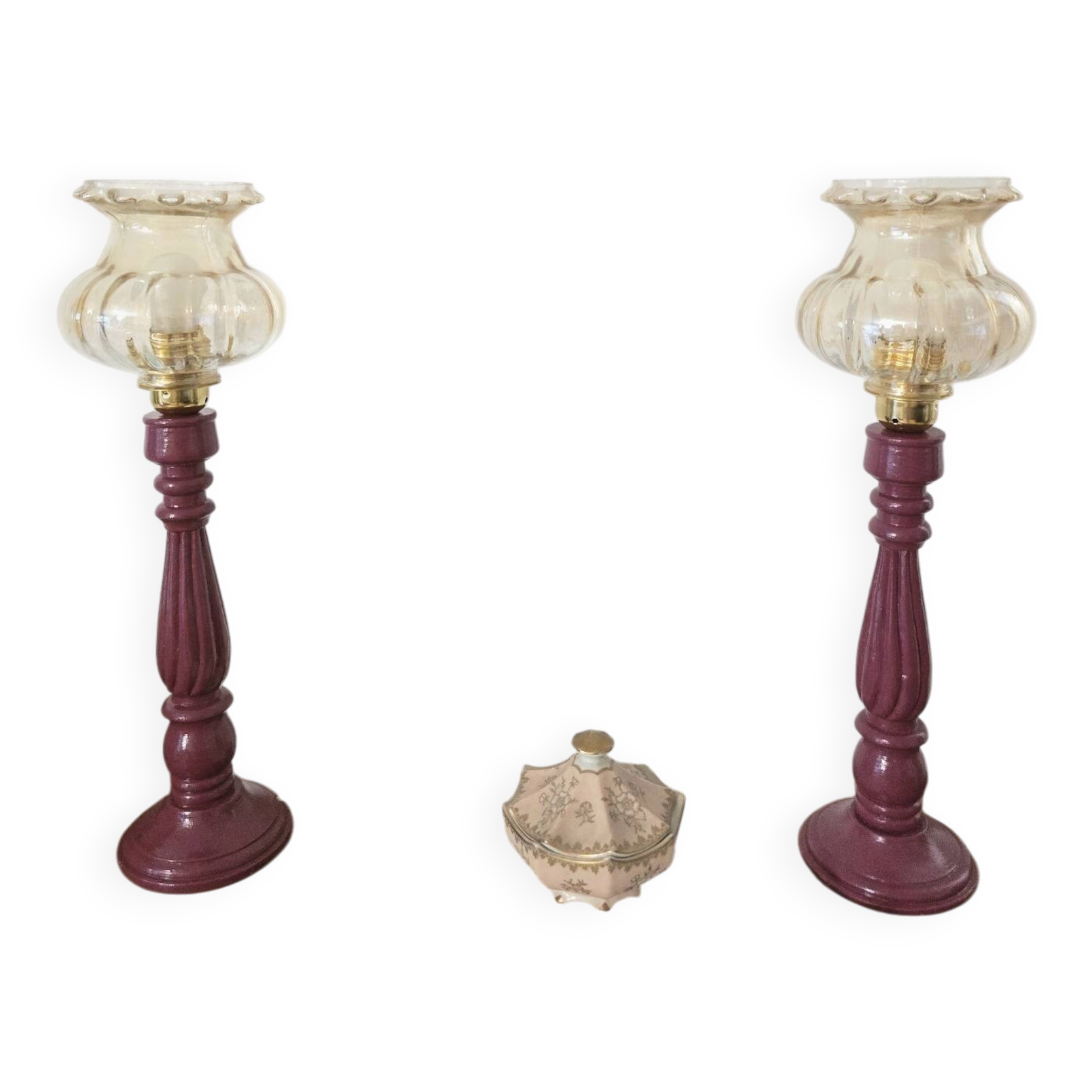 Lampes à poser vintage – Pieds bois repeints mauve brillant + globes a