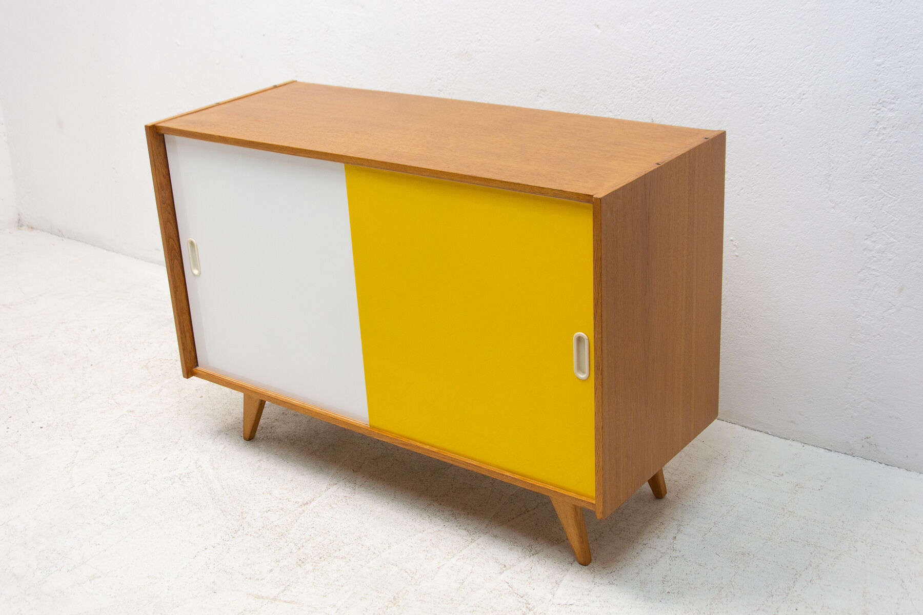 Buffet U-452 par Jiří Jiroutek années 1960 Tchécoslovaquie