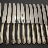 12 couteaux en métal argenté