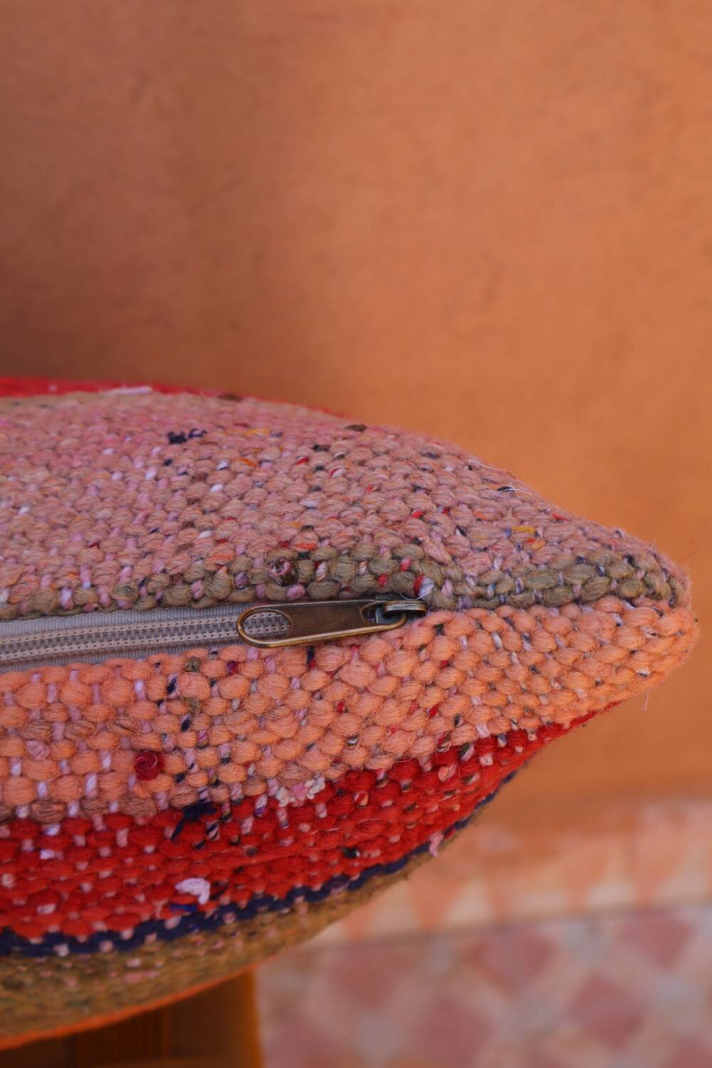 Coussin haïk rayé coloré en laine