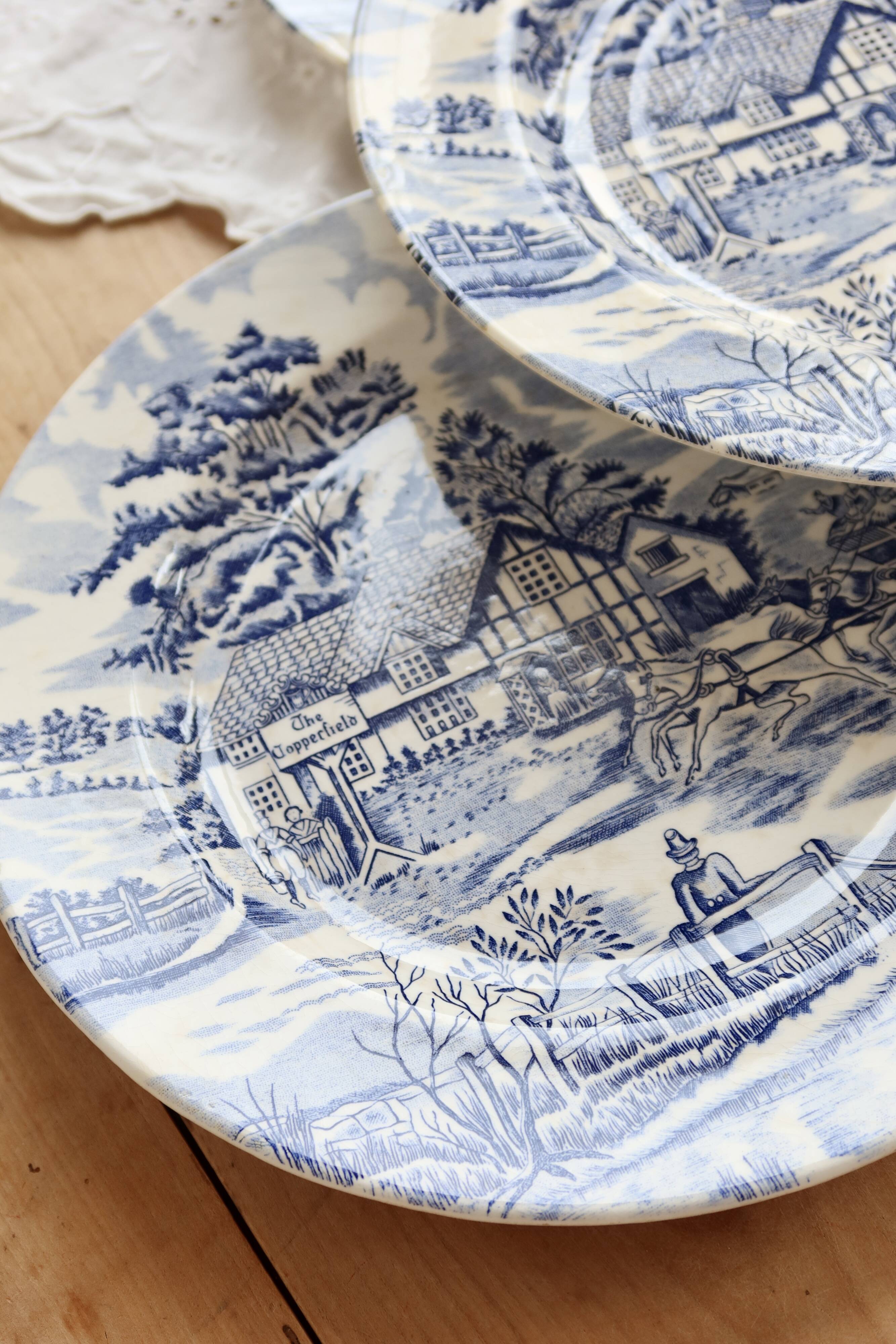 4 vintage blue and white dinner plates – Romantic English countryside decor