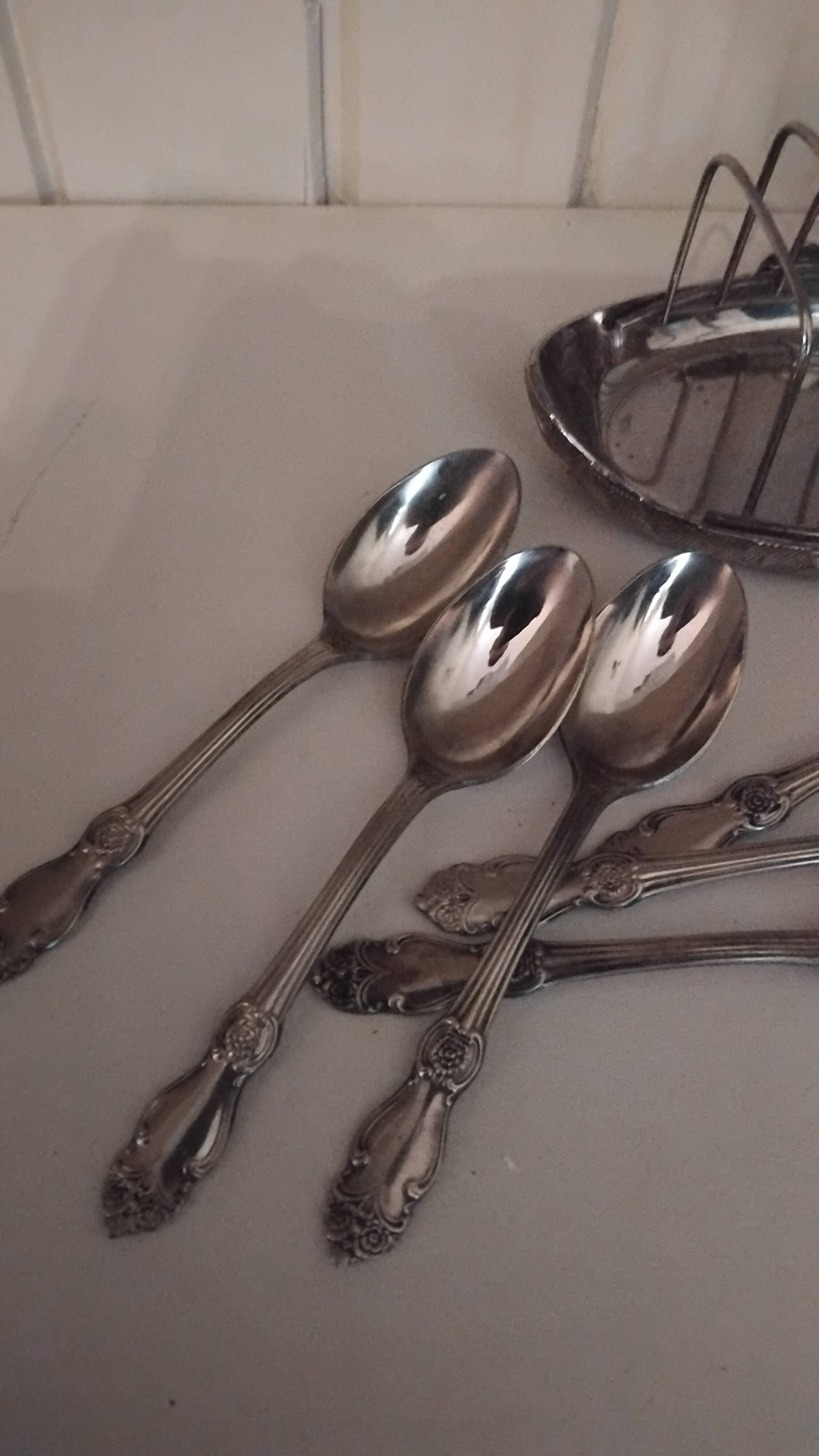 Service a toast with 6 silver-plated spoons.