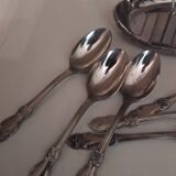 Service a toast with 6 silver-plated spoons.