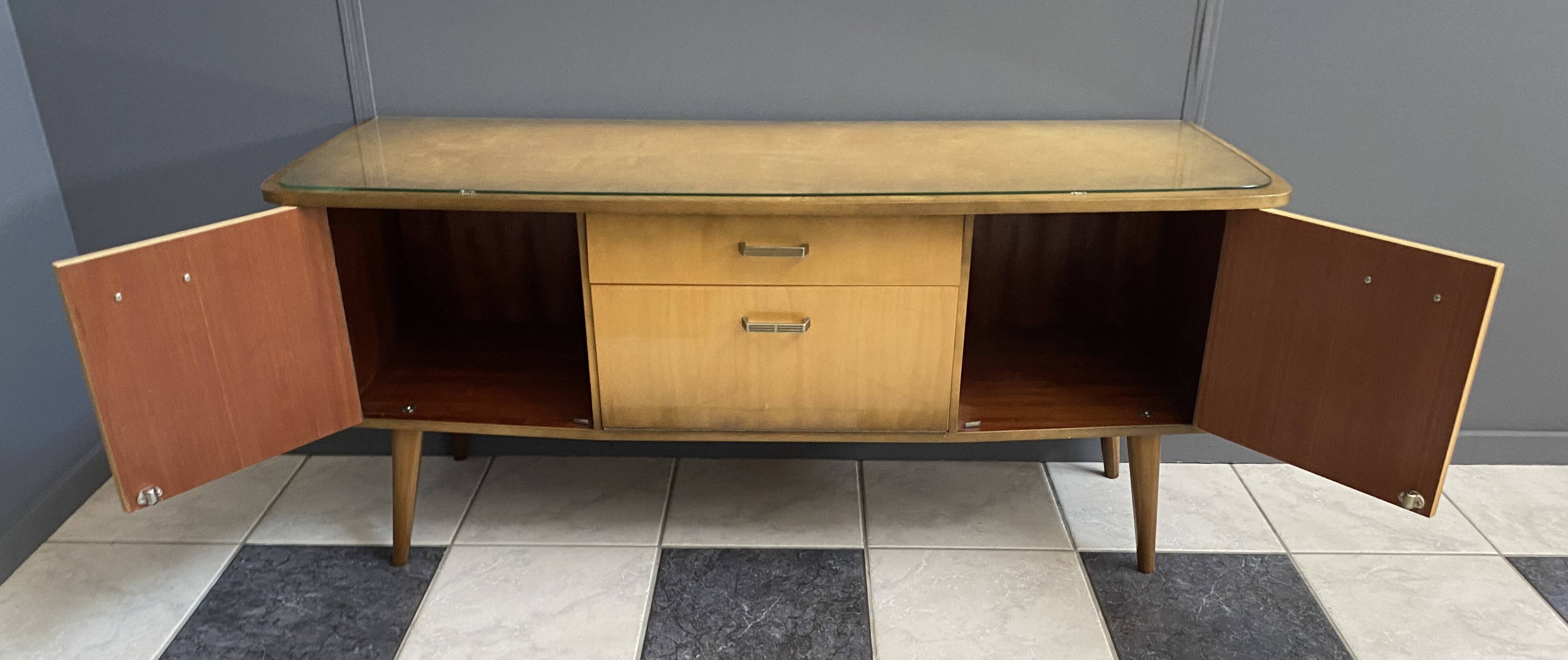 Buffet bas en bois clair des années 1960