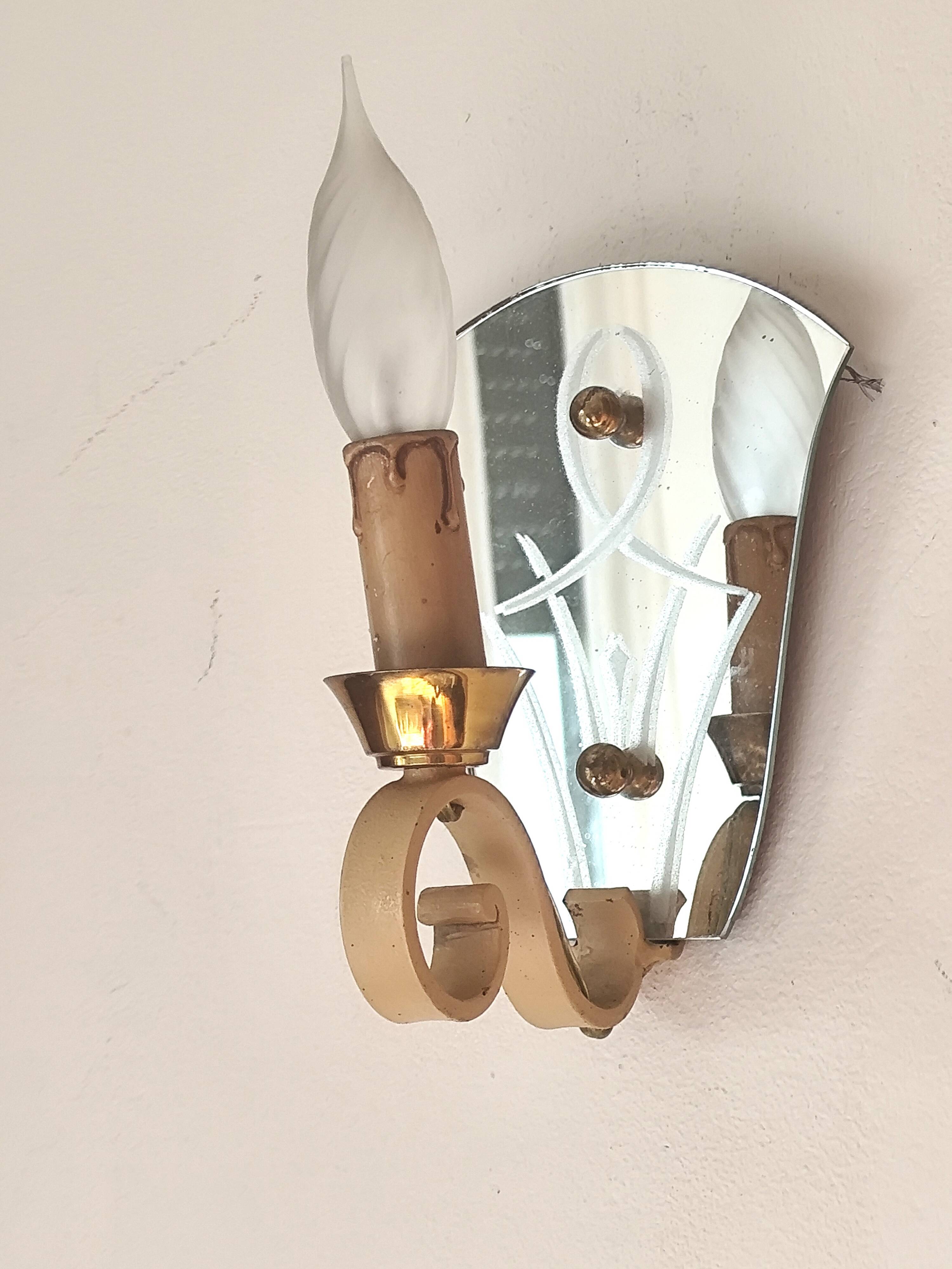 Single-light wall sconce in brass and metal with engraved mirror plate - 1950s
