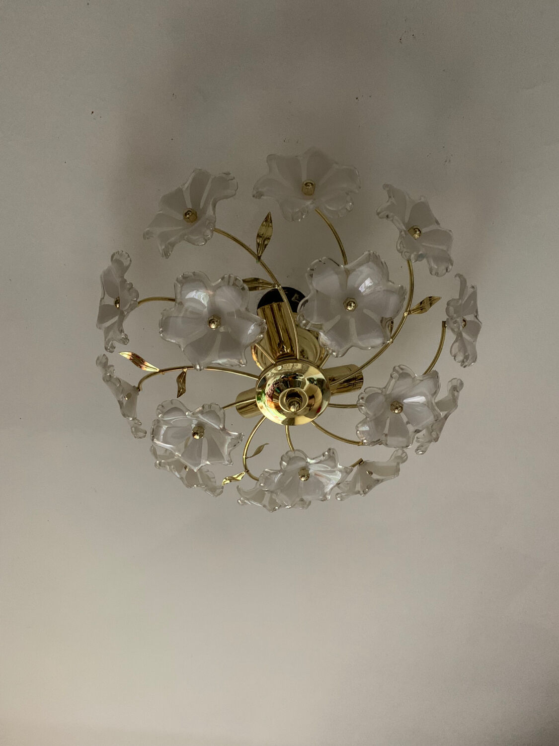 Ceiling chandelier with flowers