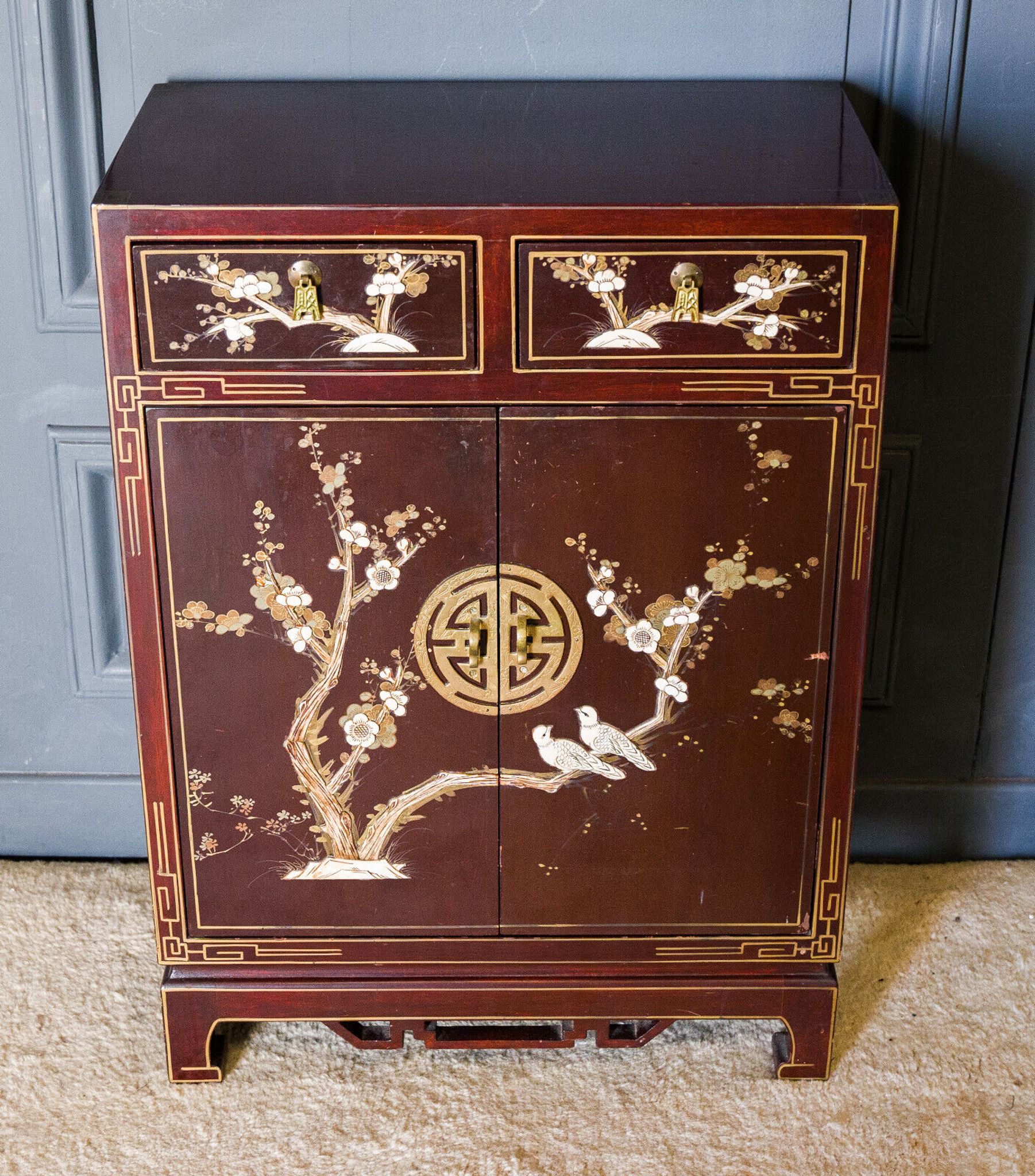 Chinese furniture XXth Red lacquer Decor of branches and birds