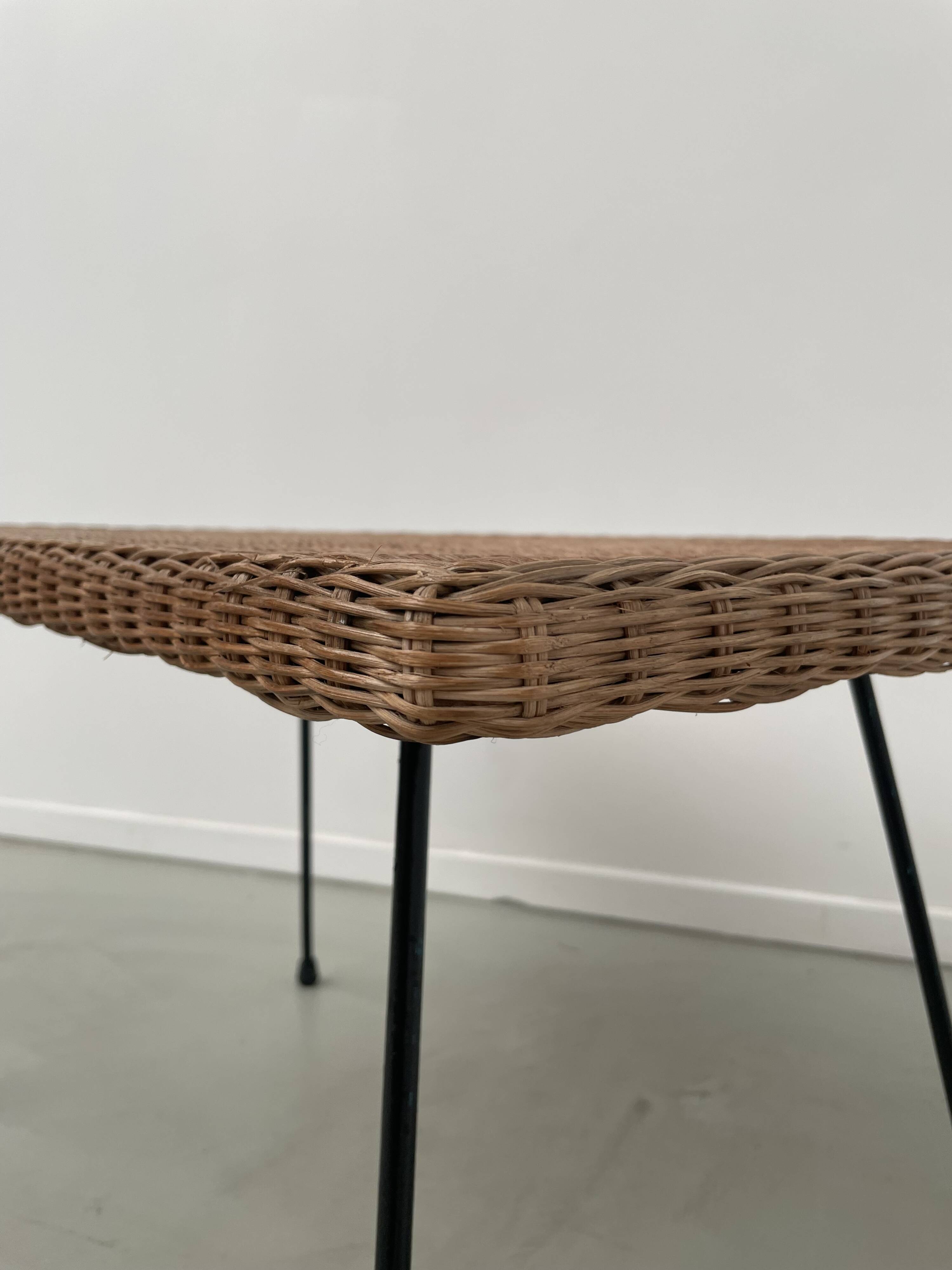 Table basse osier tressé et métal 1960