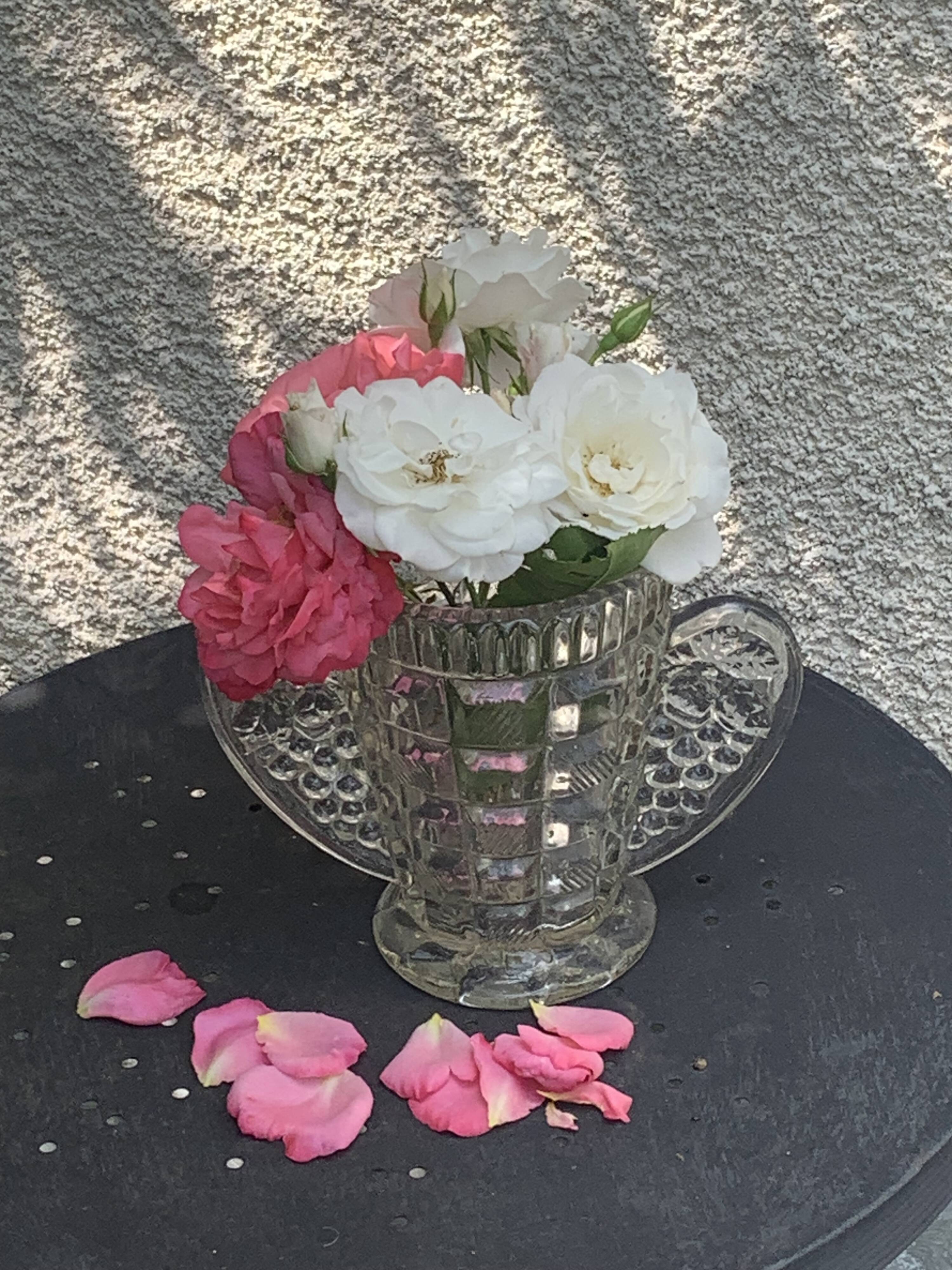 Angel wings vase, in transparent glass with art deco relief pattern