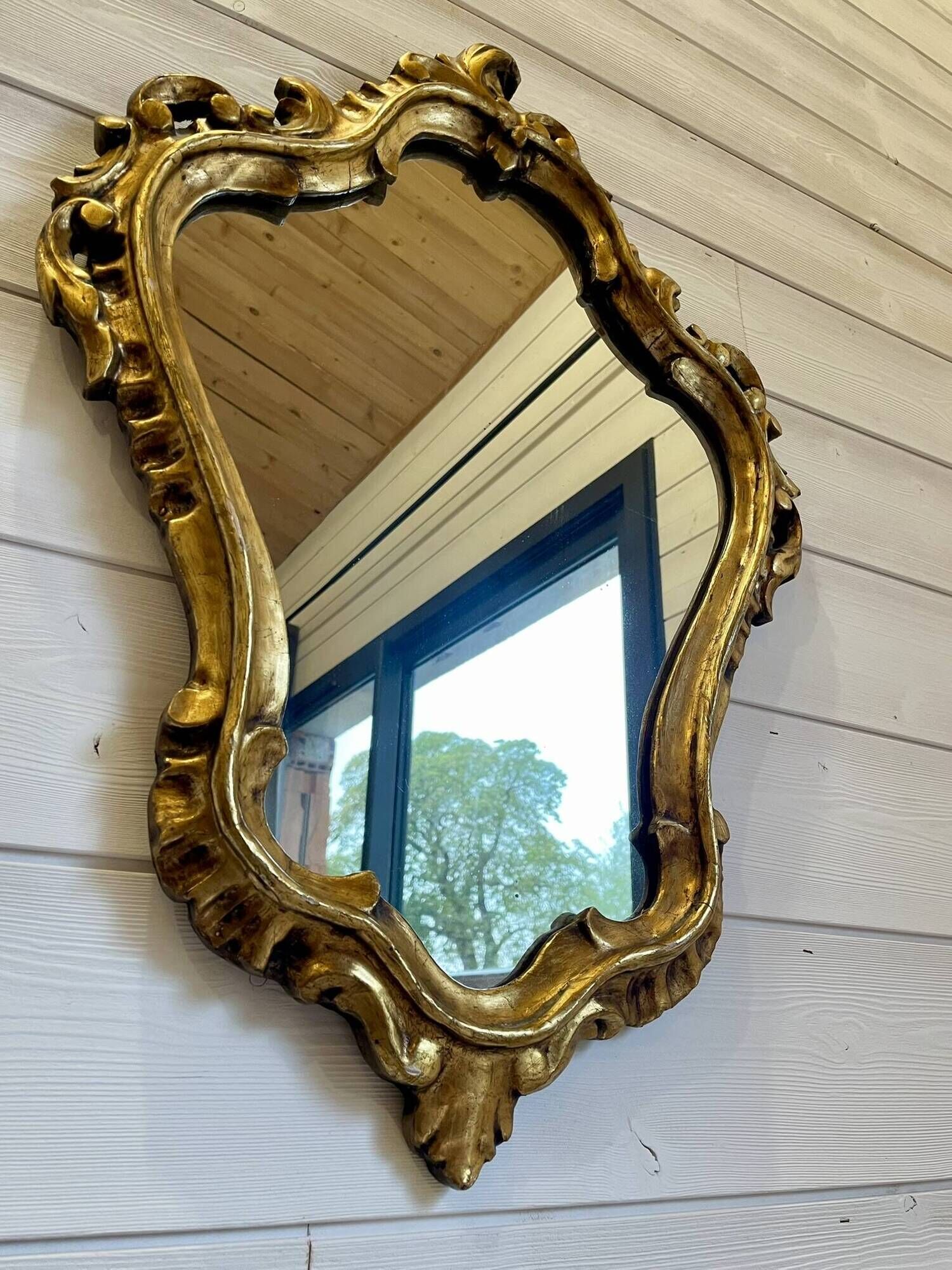 Vintage wall mirror in Louis XV / Baroque style – Carved wooden frame in gold.