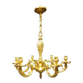 Lustre massif en bronze pour les bougies.