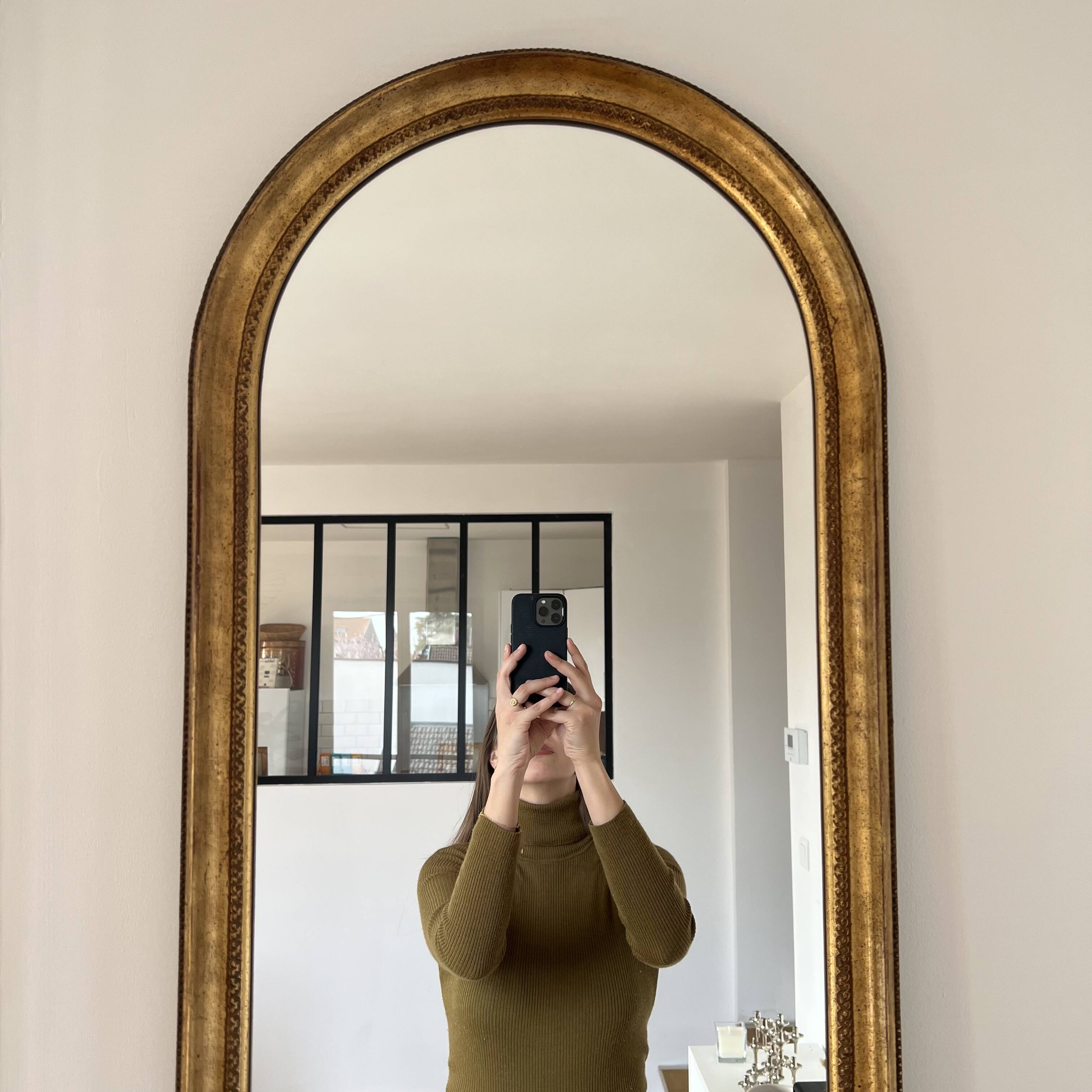 Elongated golden mirror