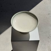 Plat à piédouche en faïence frises végétales vertes H12 D24