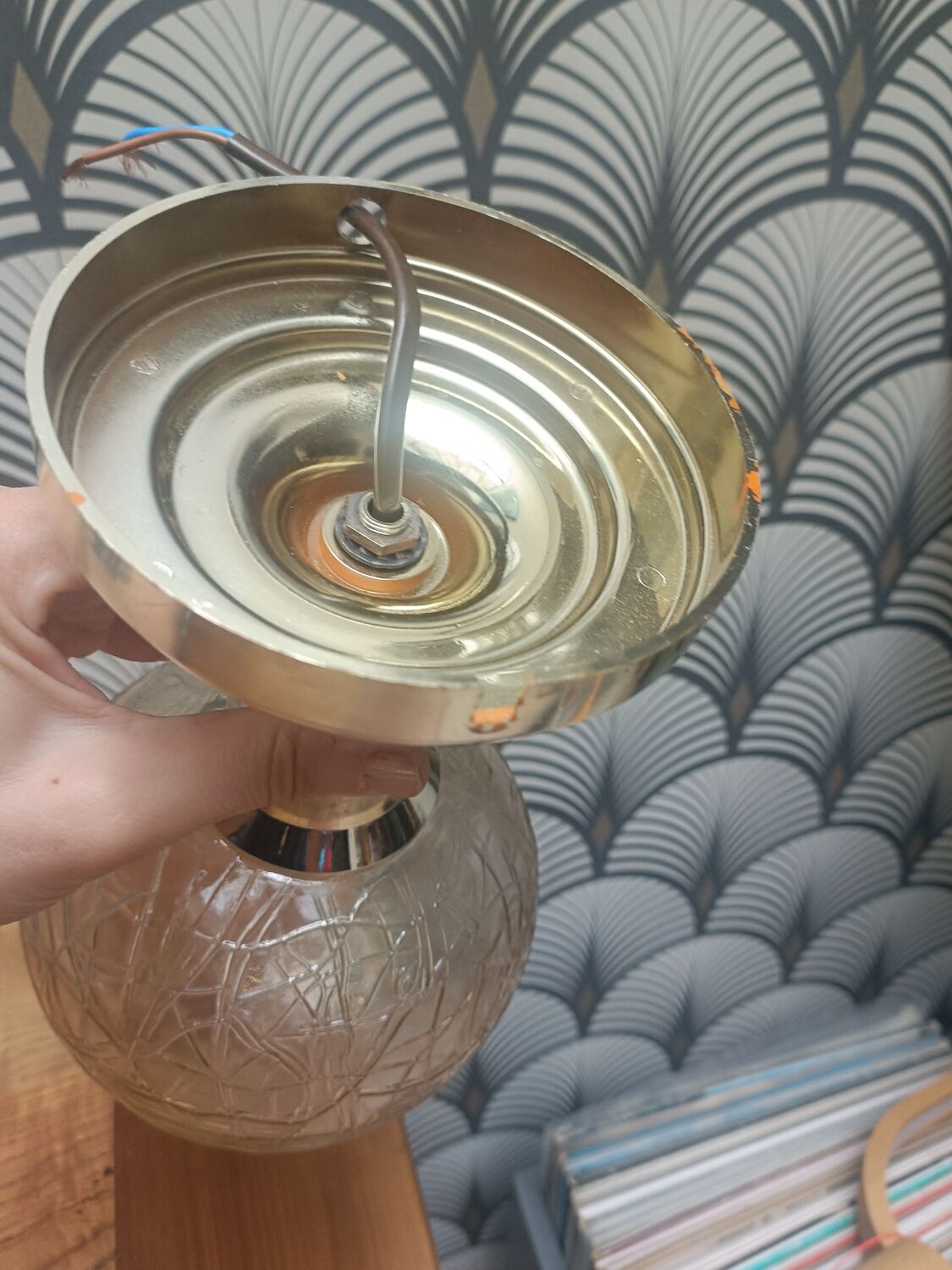 Applique avec globe en verre moulé ambré