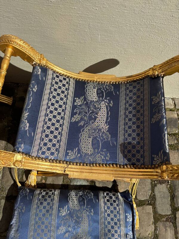 2 repose-pieds en bois avec des coussins bleus