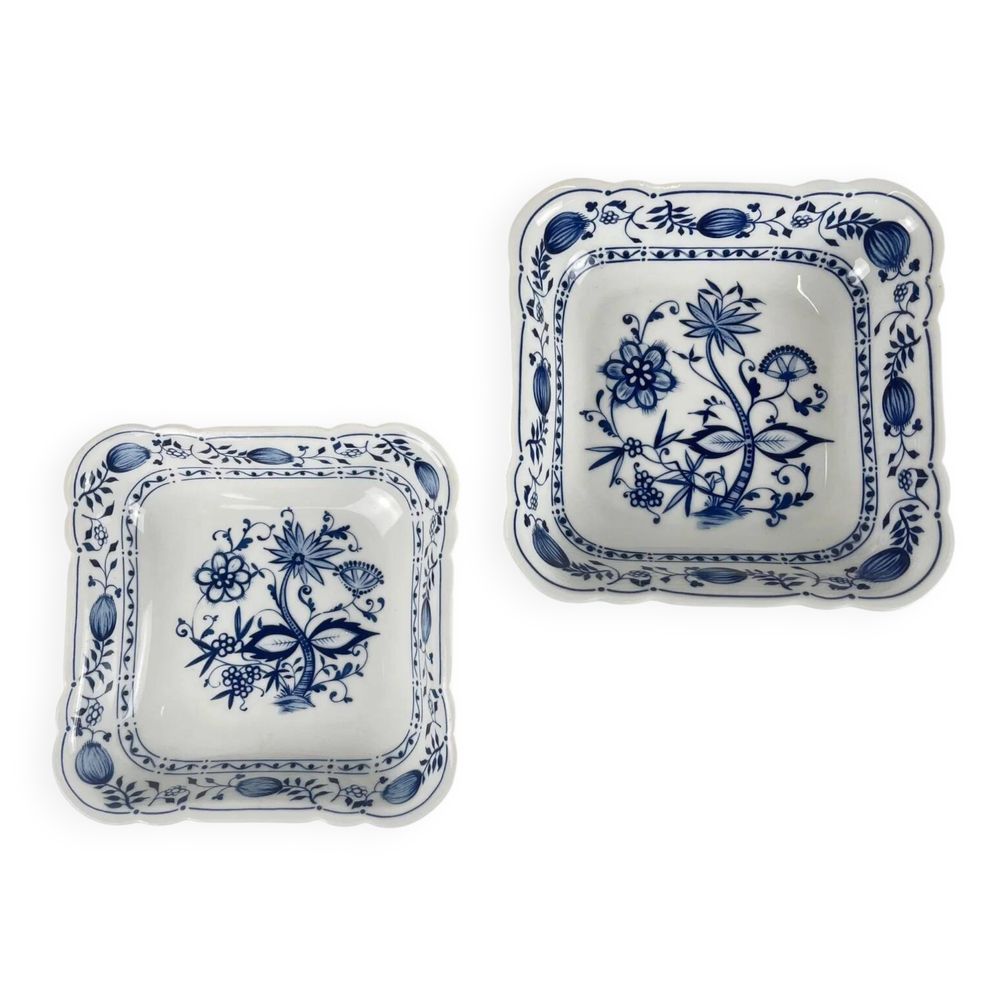 Pair of square dishes in Blue Onion porcelain Kahla – East Germany, 1960–1980