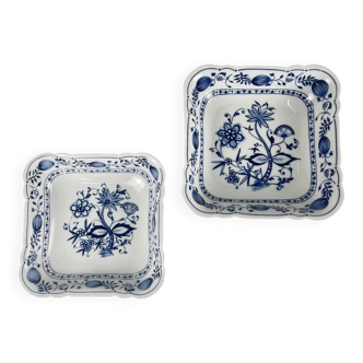 Pair of square dishes in Blue Onion porcelain Kahla – East Germany, 1960–1980
