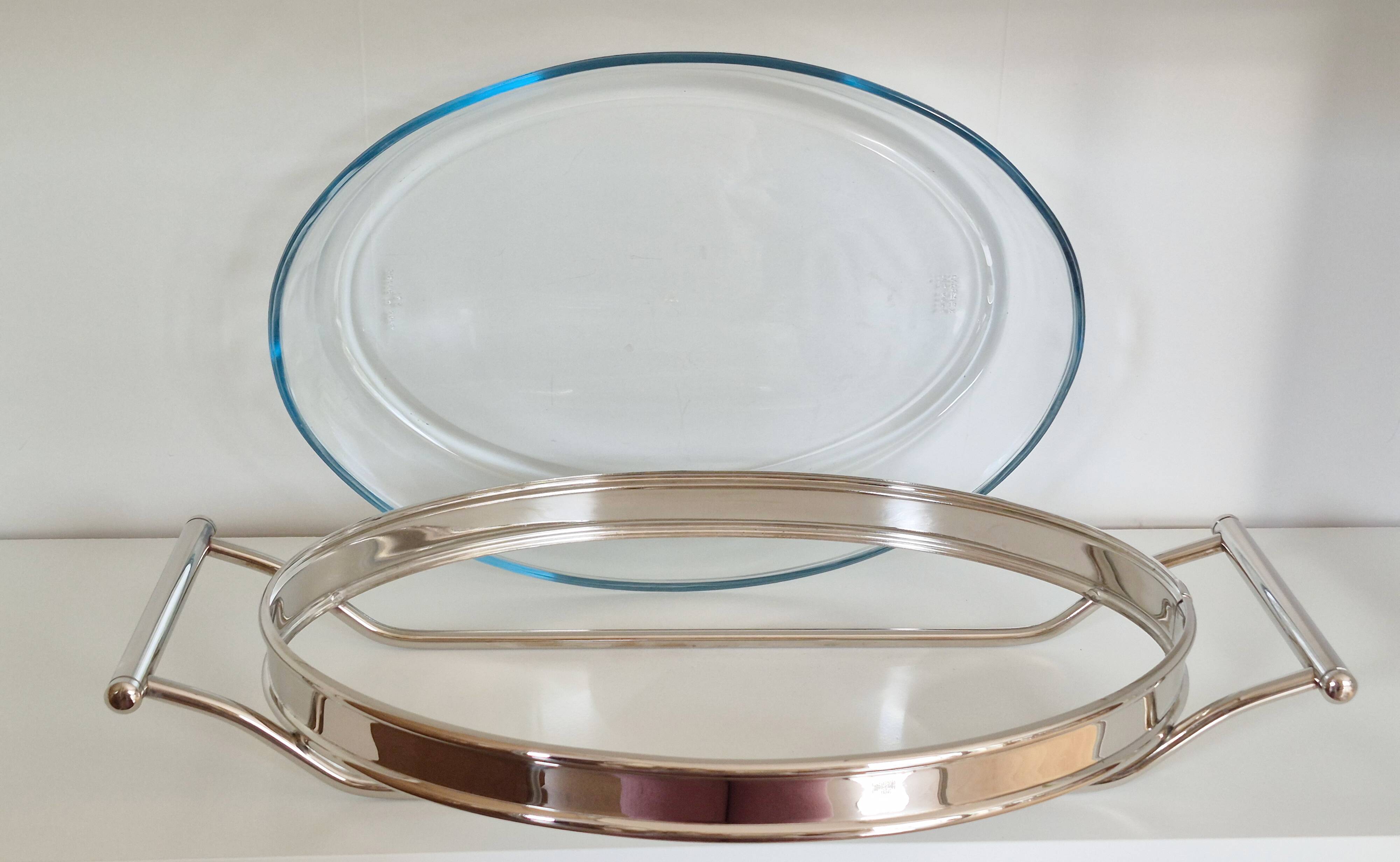 Oval Pyrex gratin dish, silver-plated metal stand.