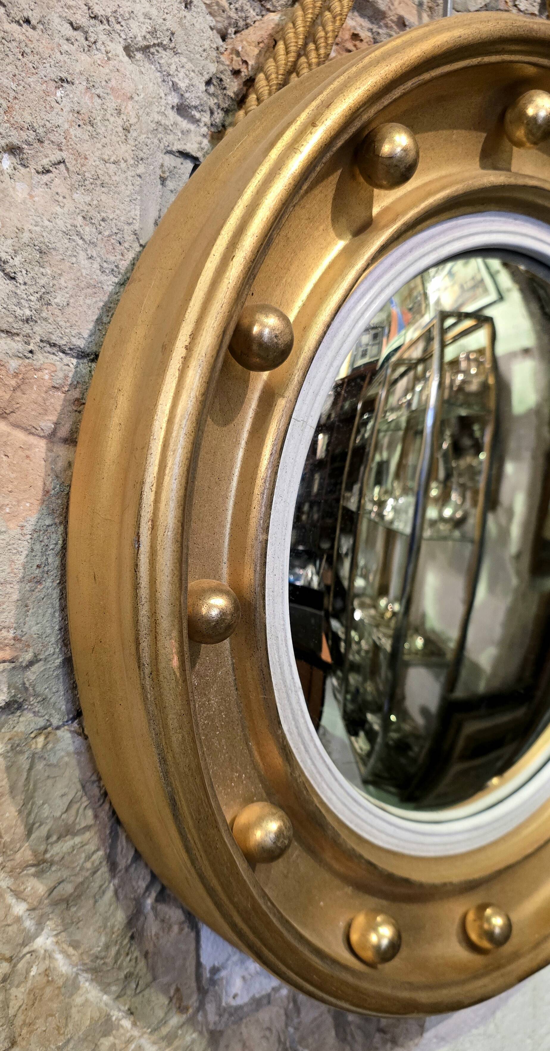 Witch mirror porthole style in gilded wood, diameter 44 cm.