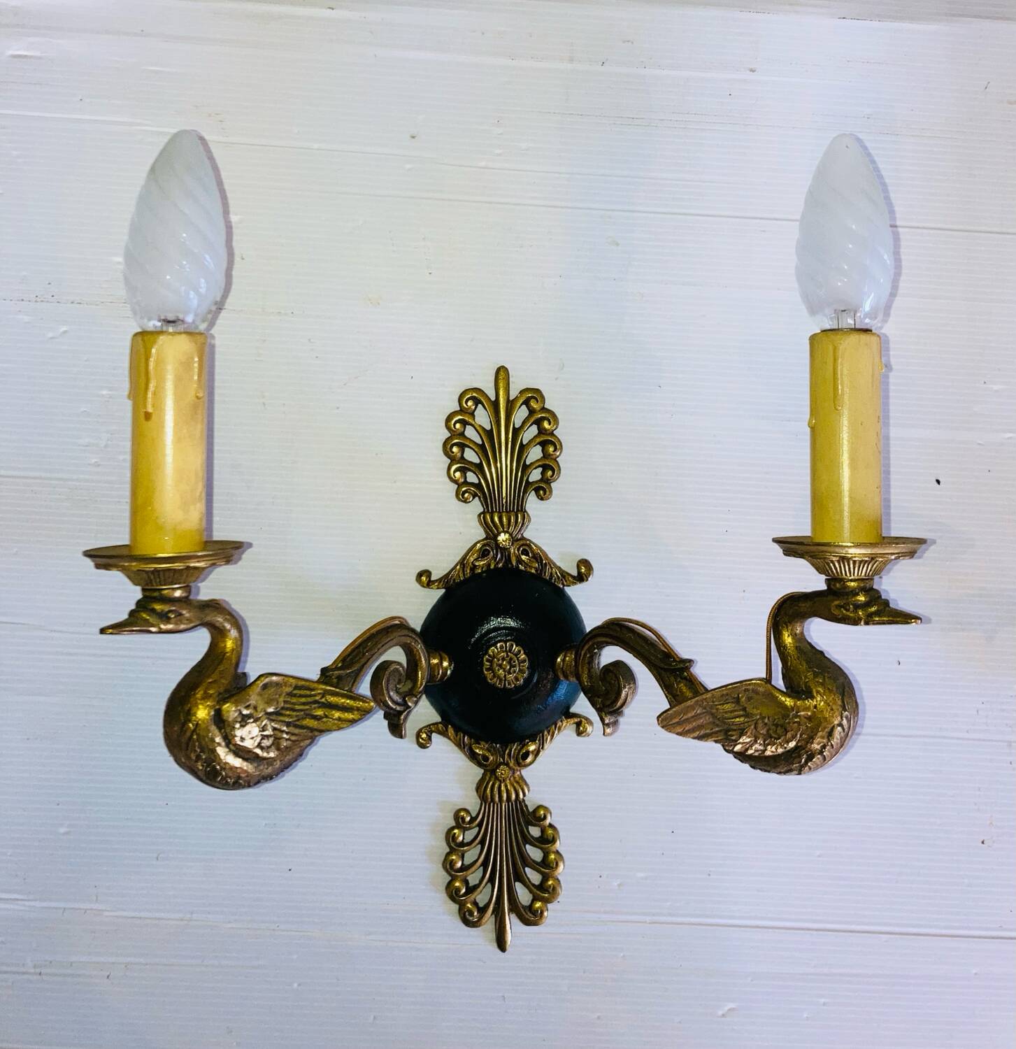 Empire bronze sconces with decorations of swans, palmettes and acanthus leaves