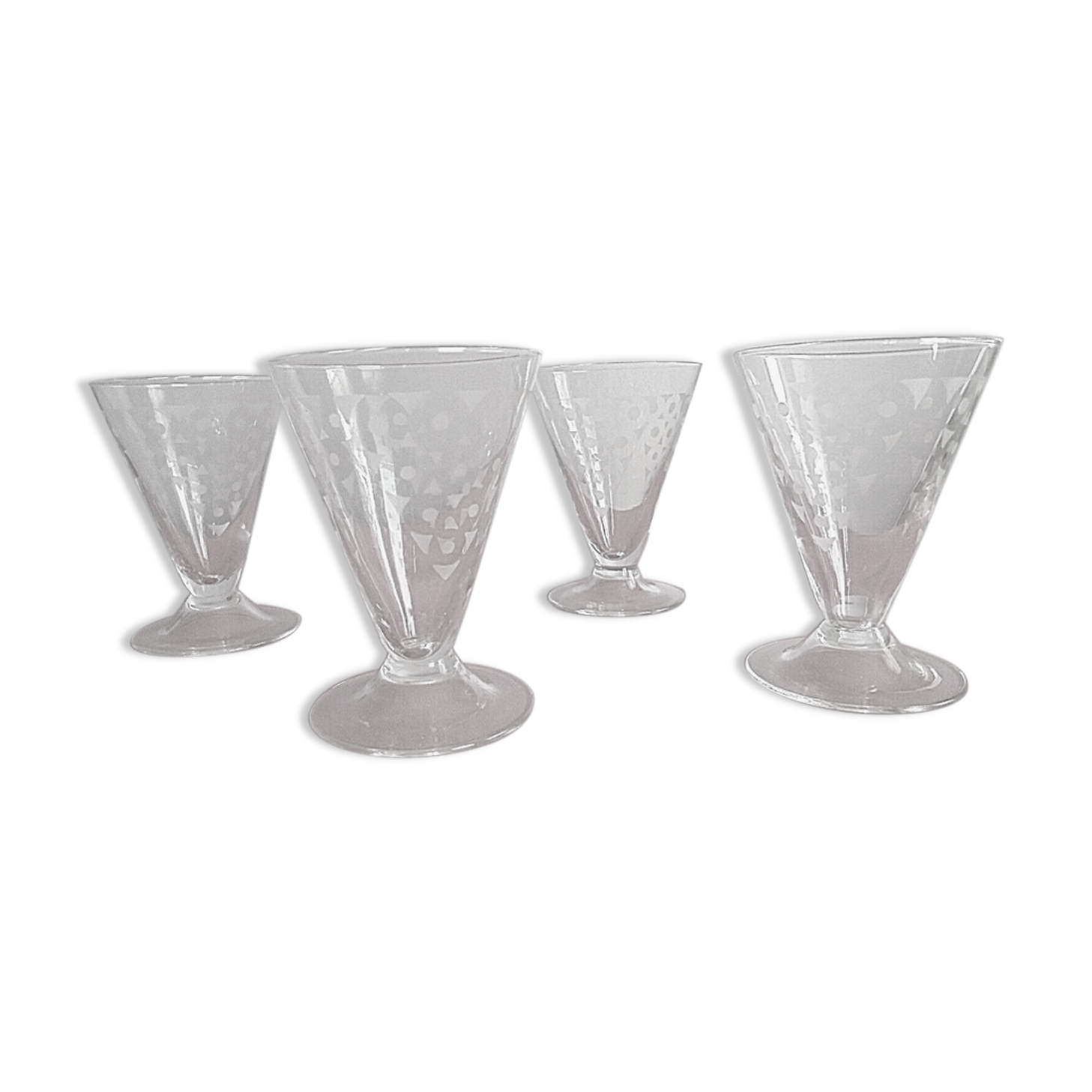 Lot 4 wine glasses conical shape