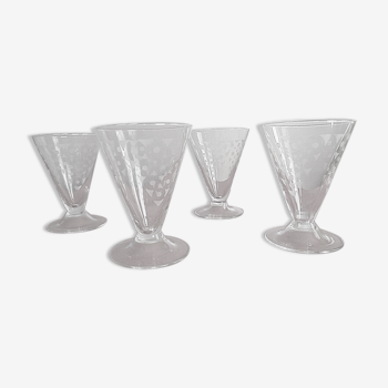 Lot 4 wine glasses conical shape