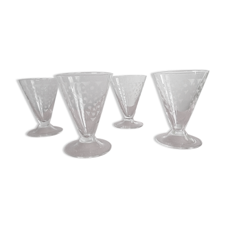 Lot 4 wine glasses conical shape