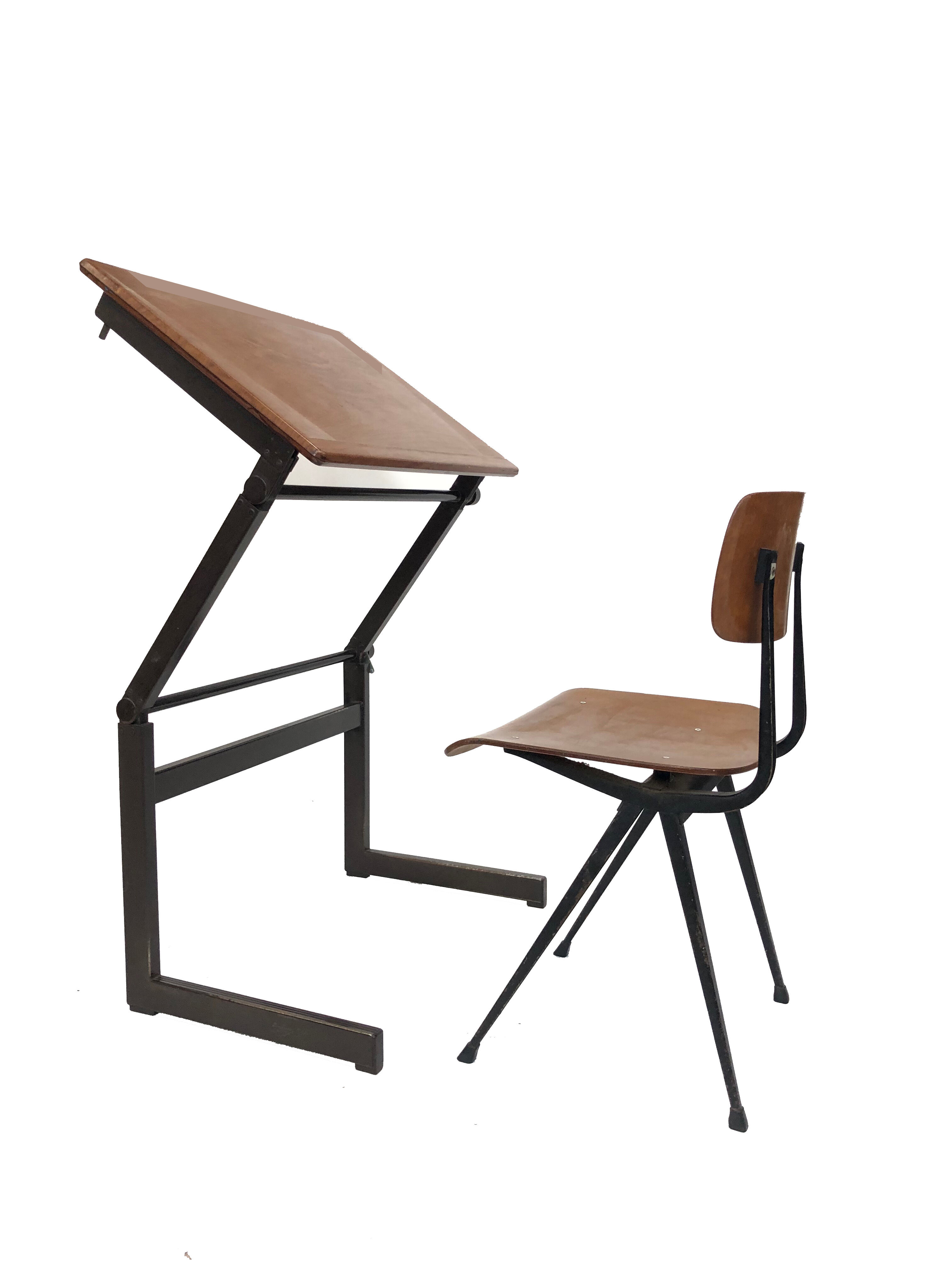 Bureau industriel des années 70 Pays-Bas Marko Galvanitas avec sa chaise