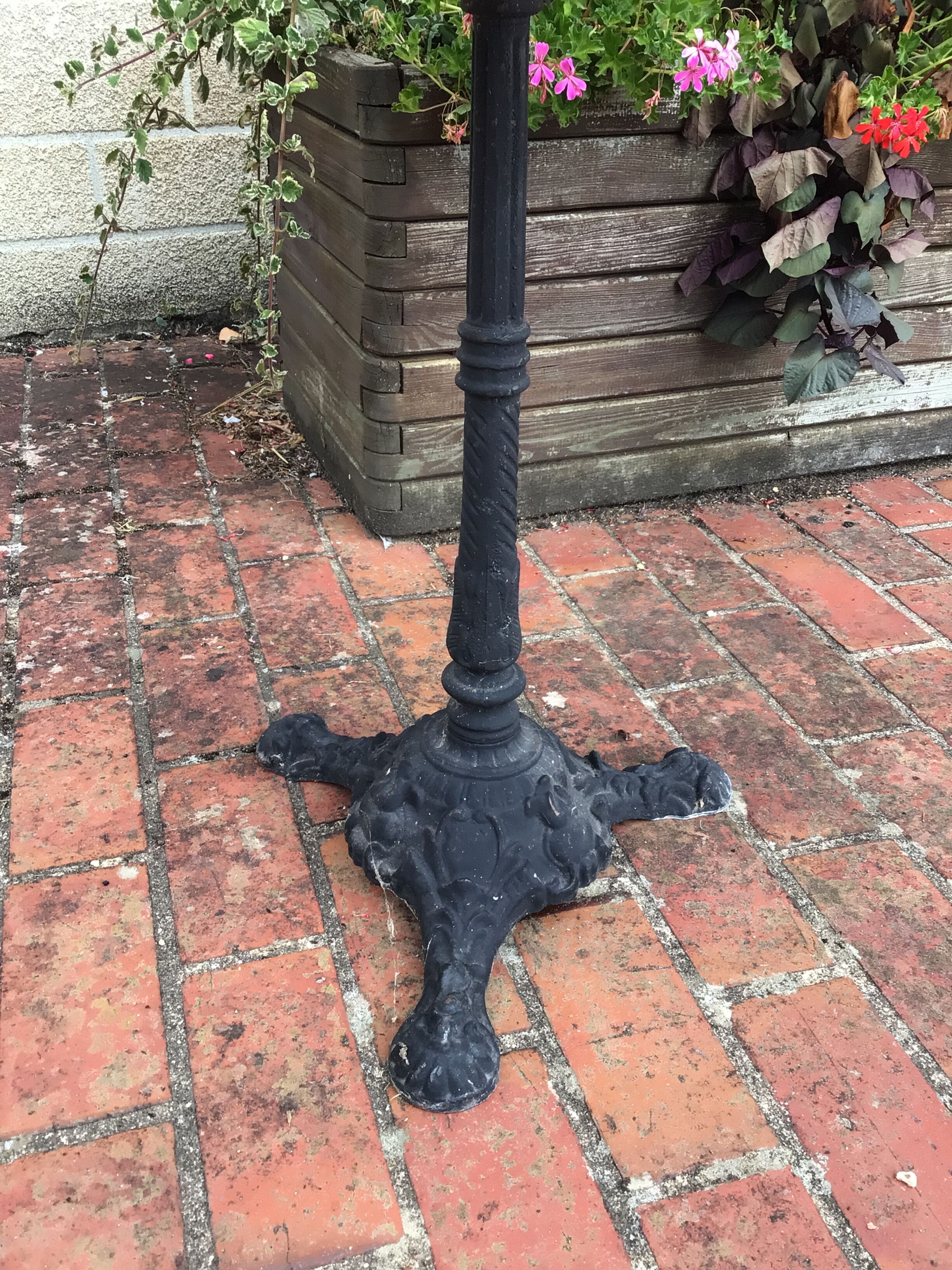 Bistro table cast iron legs and aluminum top