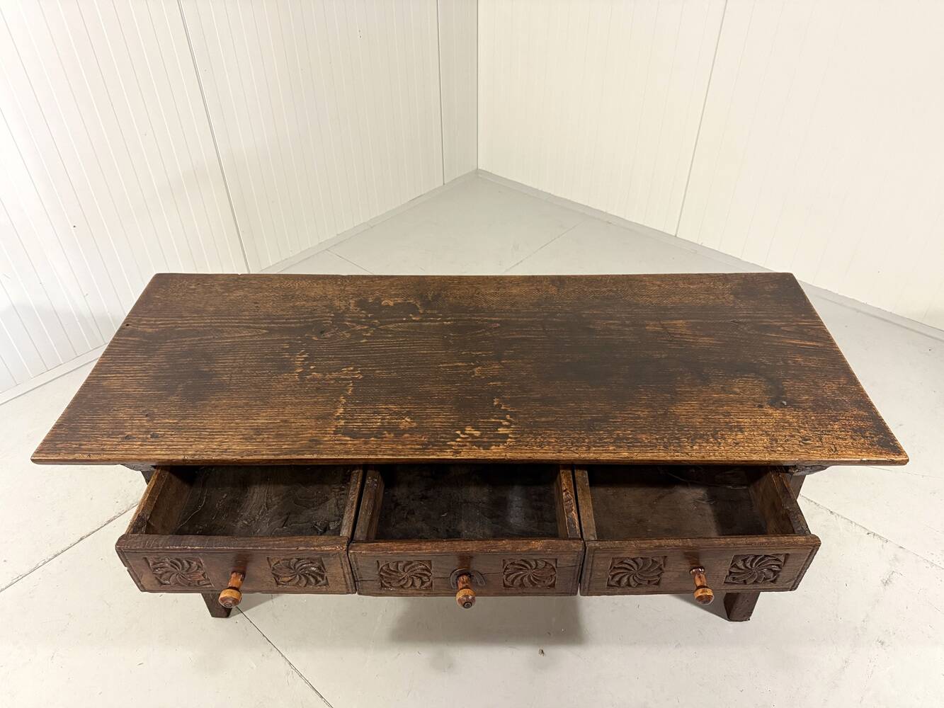 Table basse espagnole antique brutaliste