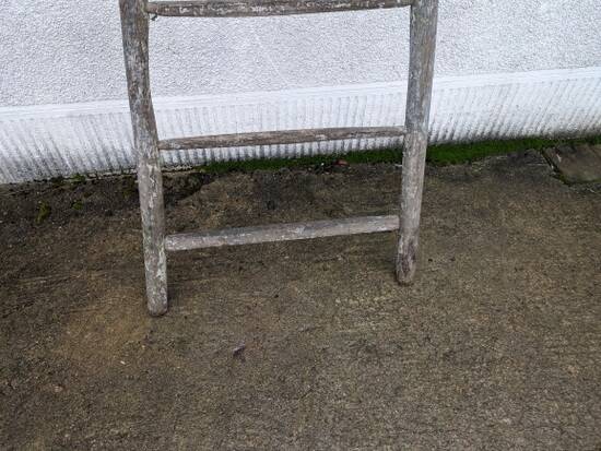 Painter's ladder, towel rack