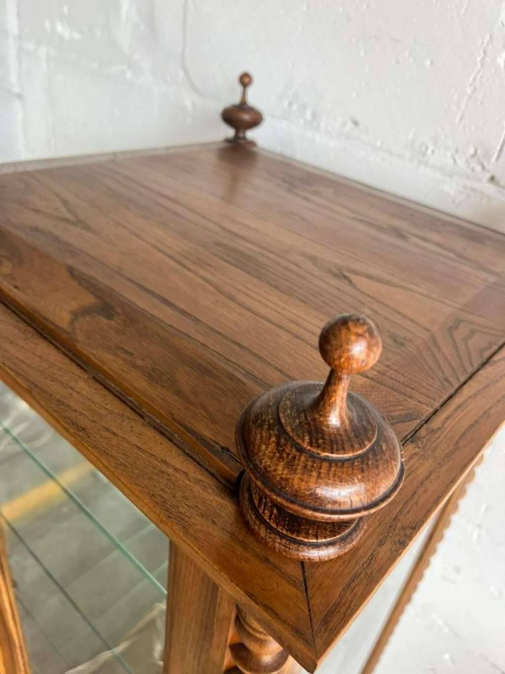 Vitrine vintage en bois avec accent de bobine : verre 4 côtés