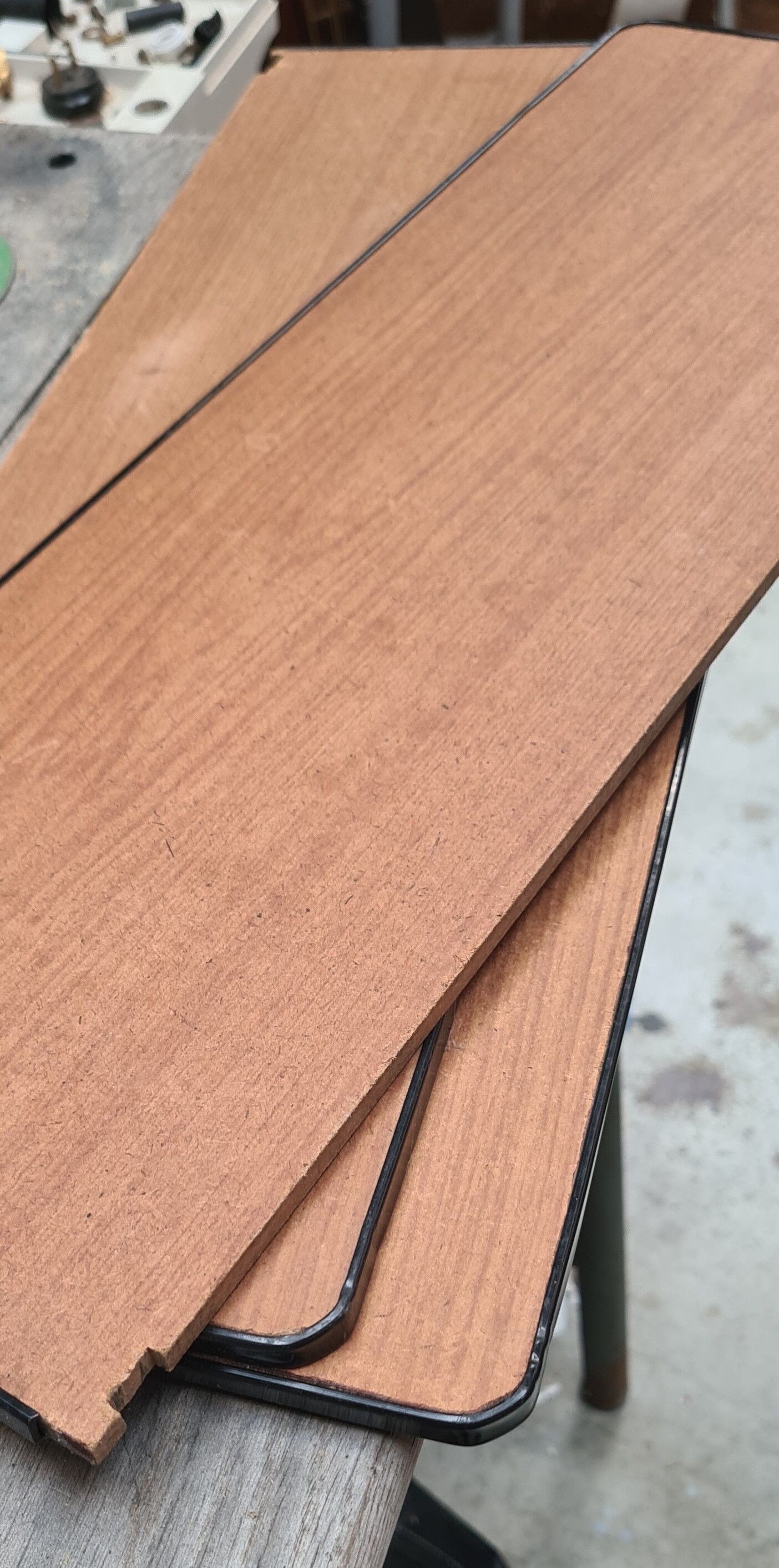 Shelf 1950 to 60 string wood veneer with rod on the edge of the shelf h60x17x50