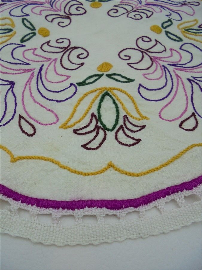 Napperon broderie colorée
