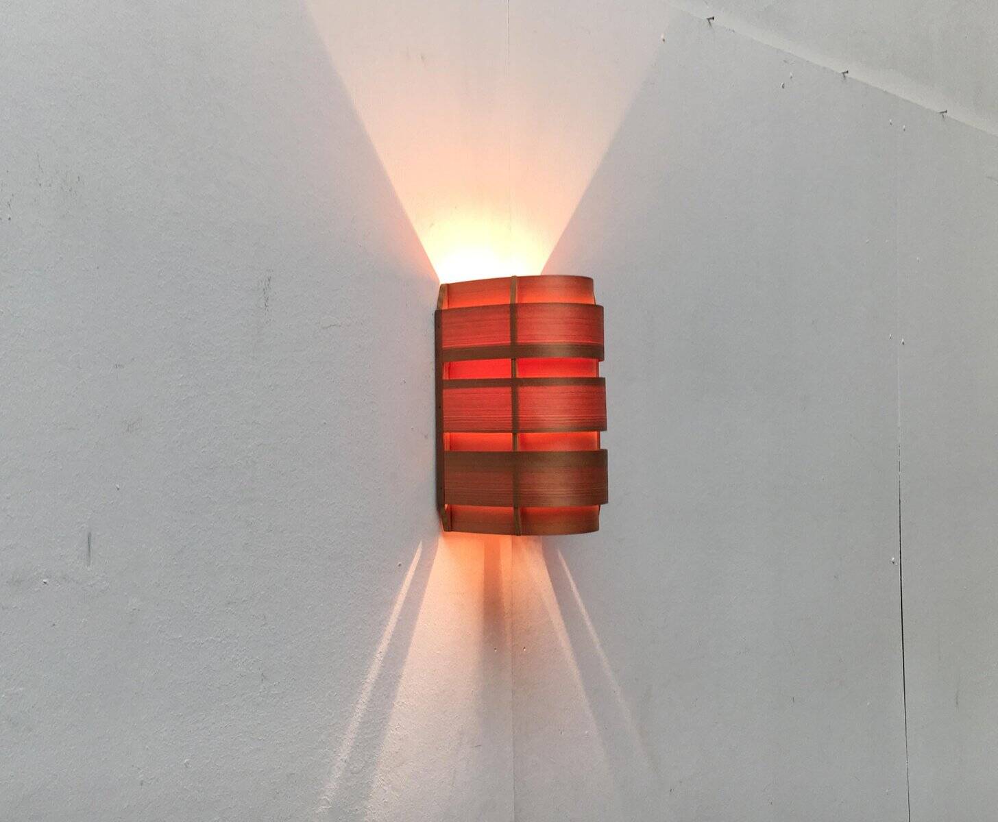 Edda V155 wall lamp in teak from the mid-century by Hans-Agne Jakobsson for Ellysett AB, 1950s.